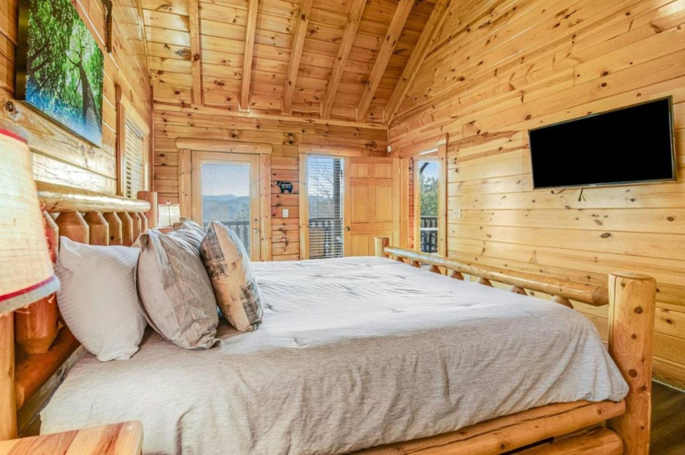 Sawmill Lodge: Hot Tub, Theater, Putt Putt & Views