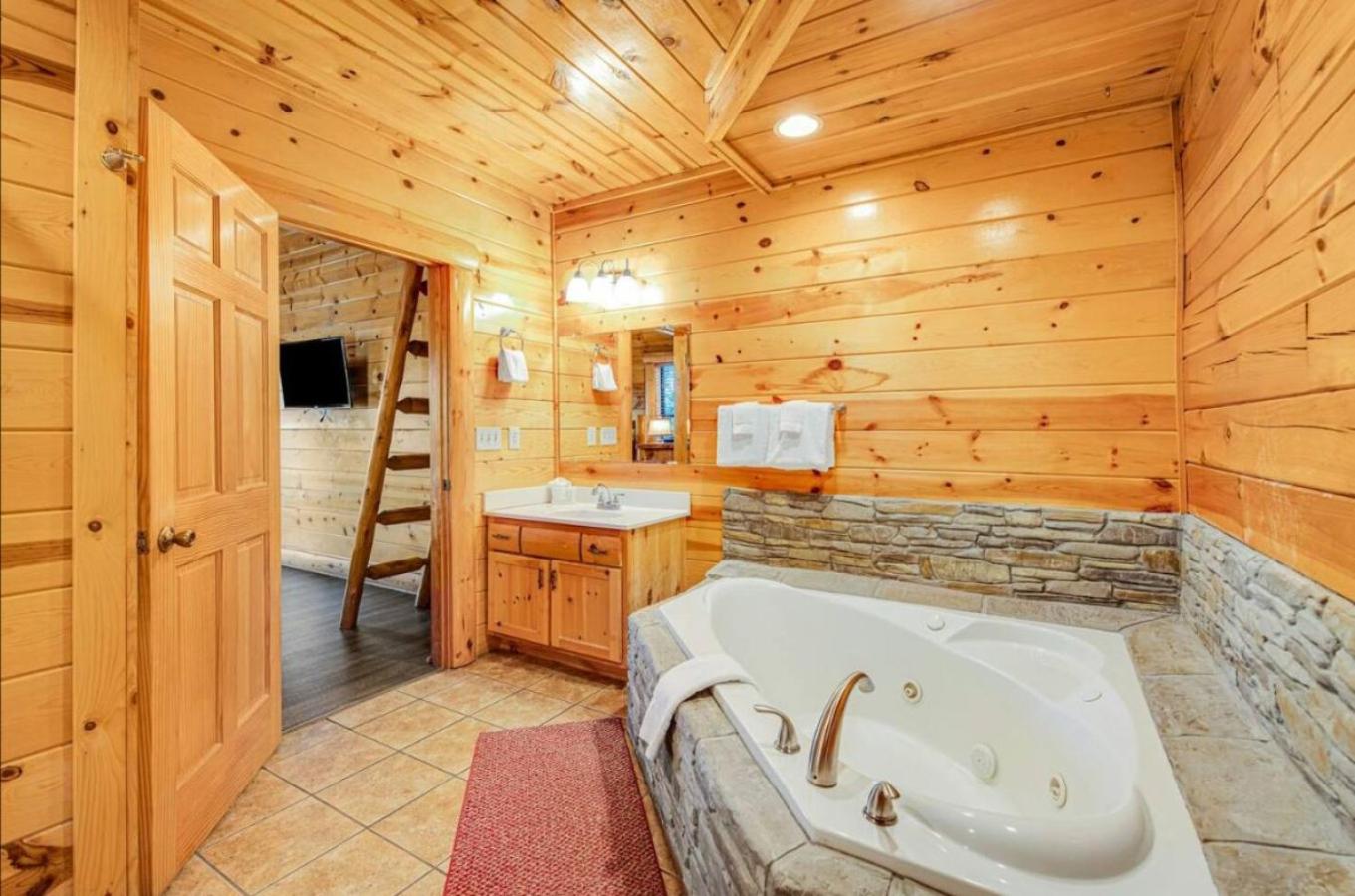 Sawmill Lodge: Hot Tub, Theater, Putt Putt & Views