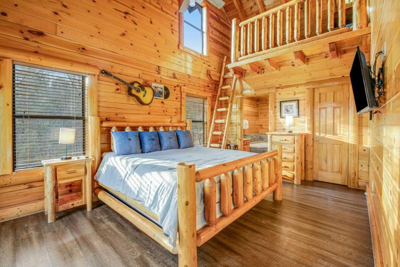 Sawmill Lodge: Hot Tub, Theater, Putt Putt & Views