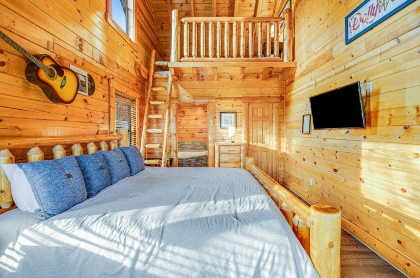 Sawmill Lodge: Hot Tub, Theater, Putt Putt & Views