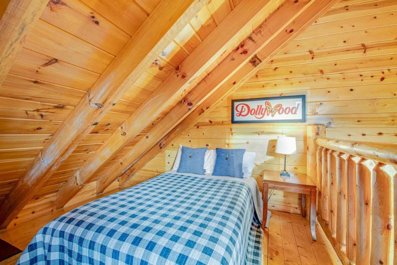 Sawmill Lodge: Hot Tub, Theater, Putt Putt & Views