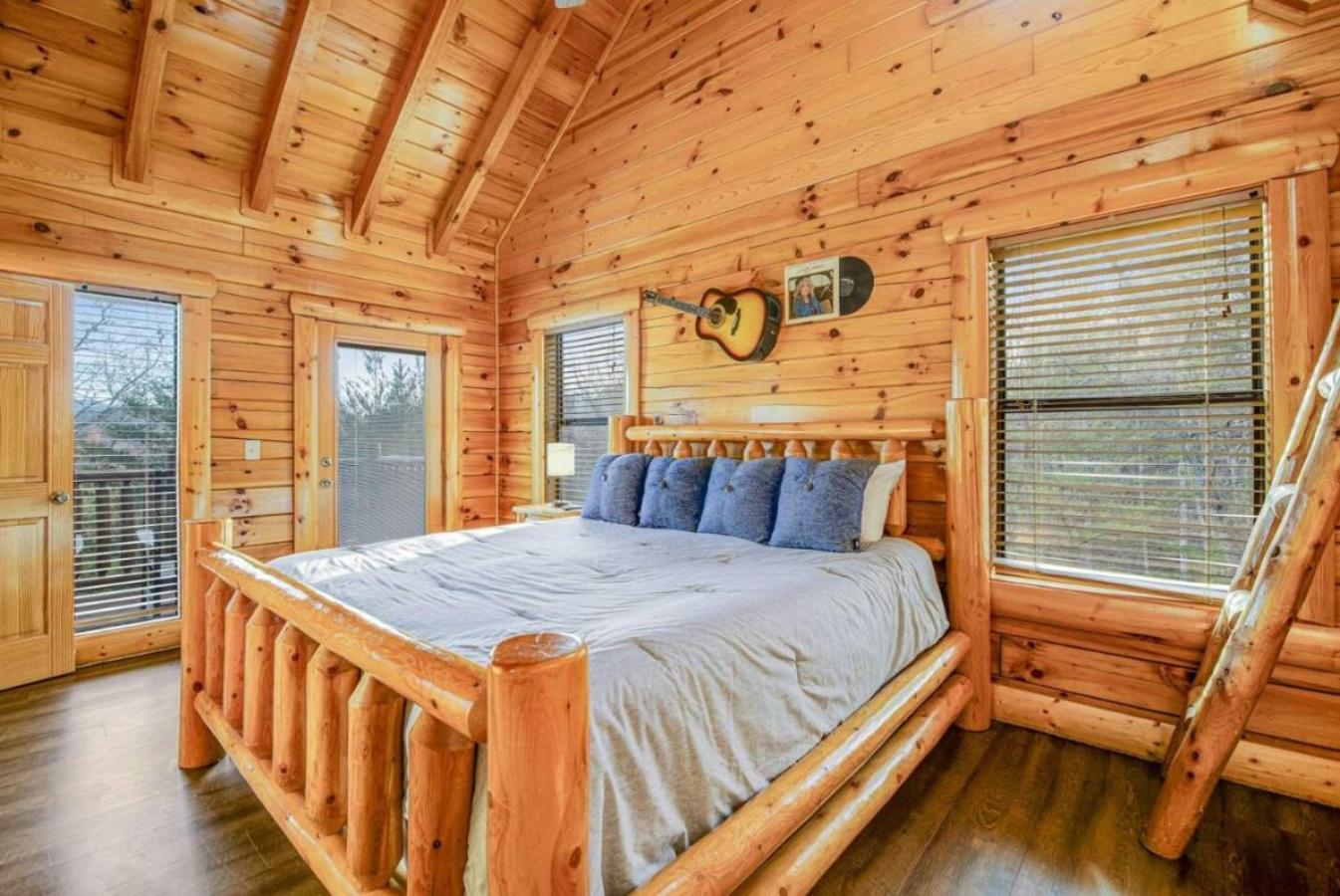 Sawmill Lodge: Hot Tub, Theater, Putt Putt & Views