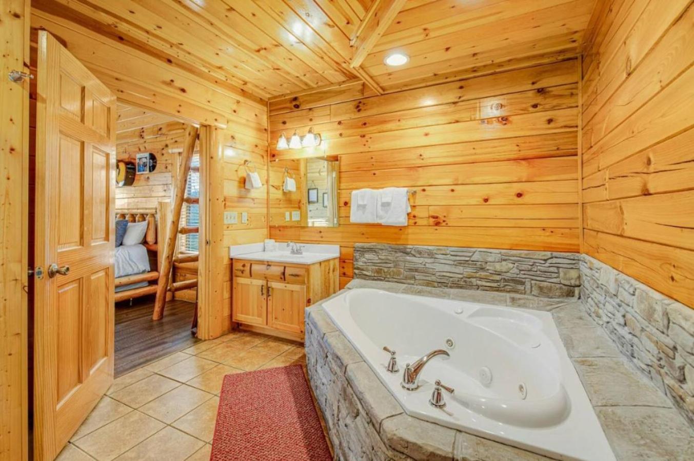 Sawmill Lodge: Hot Tub, Theater, Putt Putt & Views