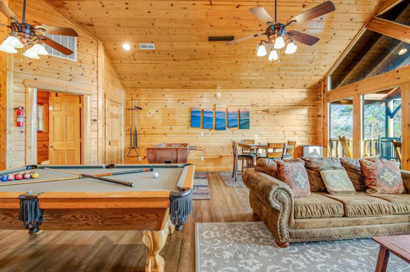 Sawmill Lodge: Hot Tub, Theater, Putt Putt & Views