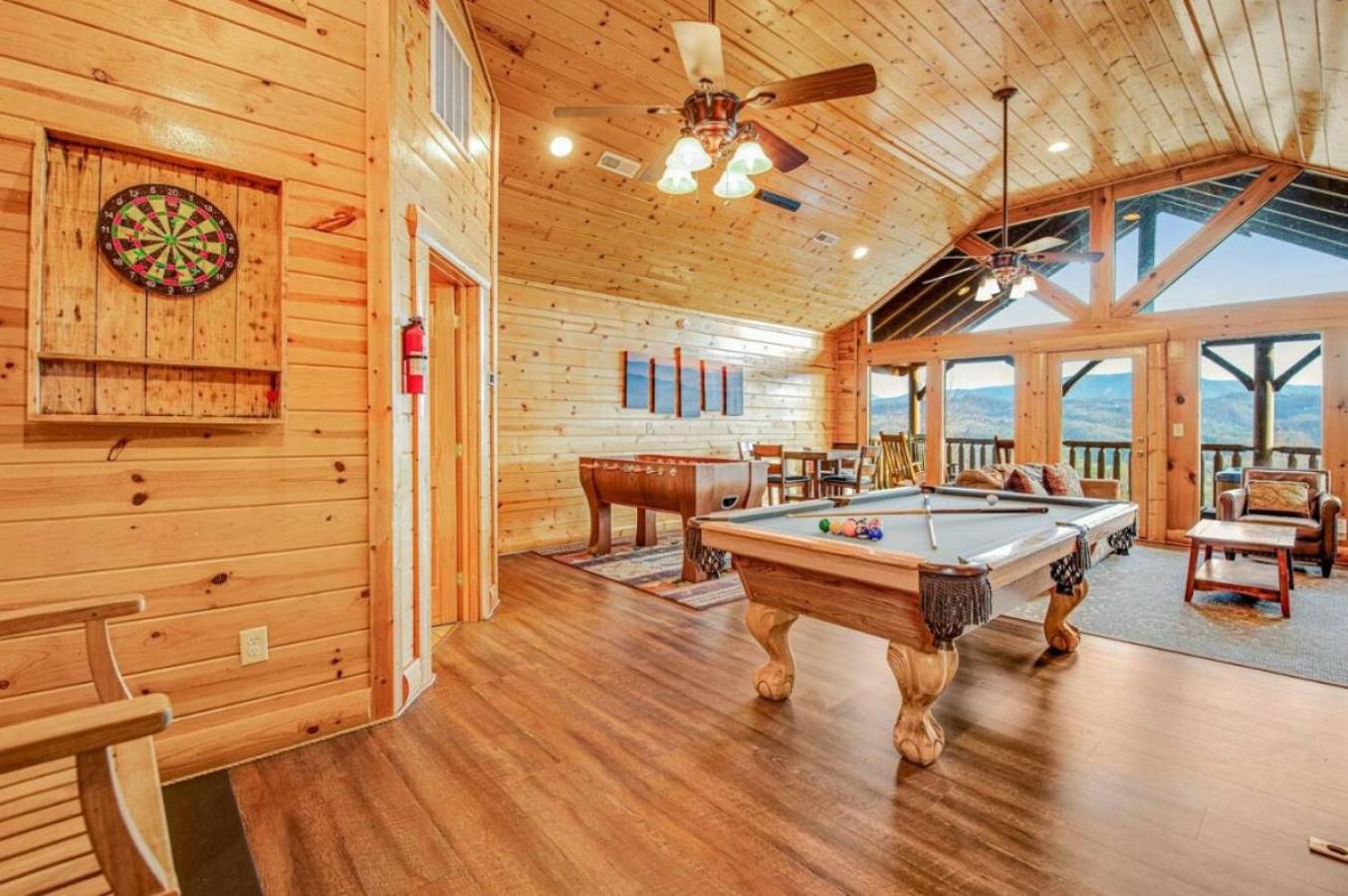 Sawmill Lodge: Hot Tub, Theater, Putt Putt & Views
