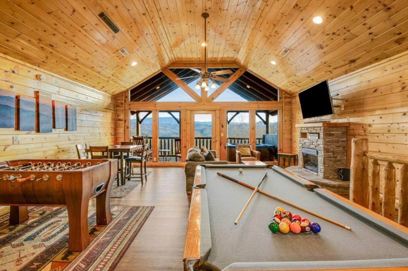 Sawmill Lodge: Hot Tub, Theater, Putt Putt & Views