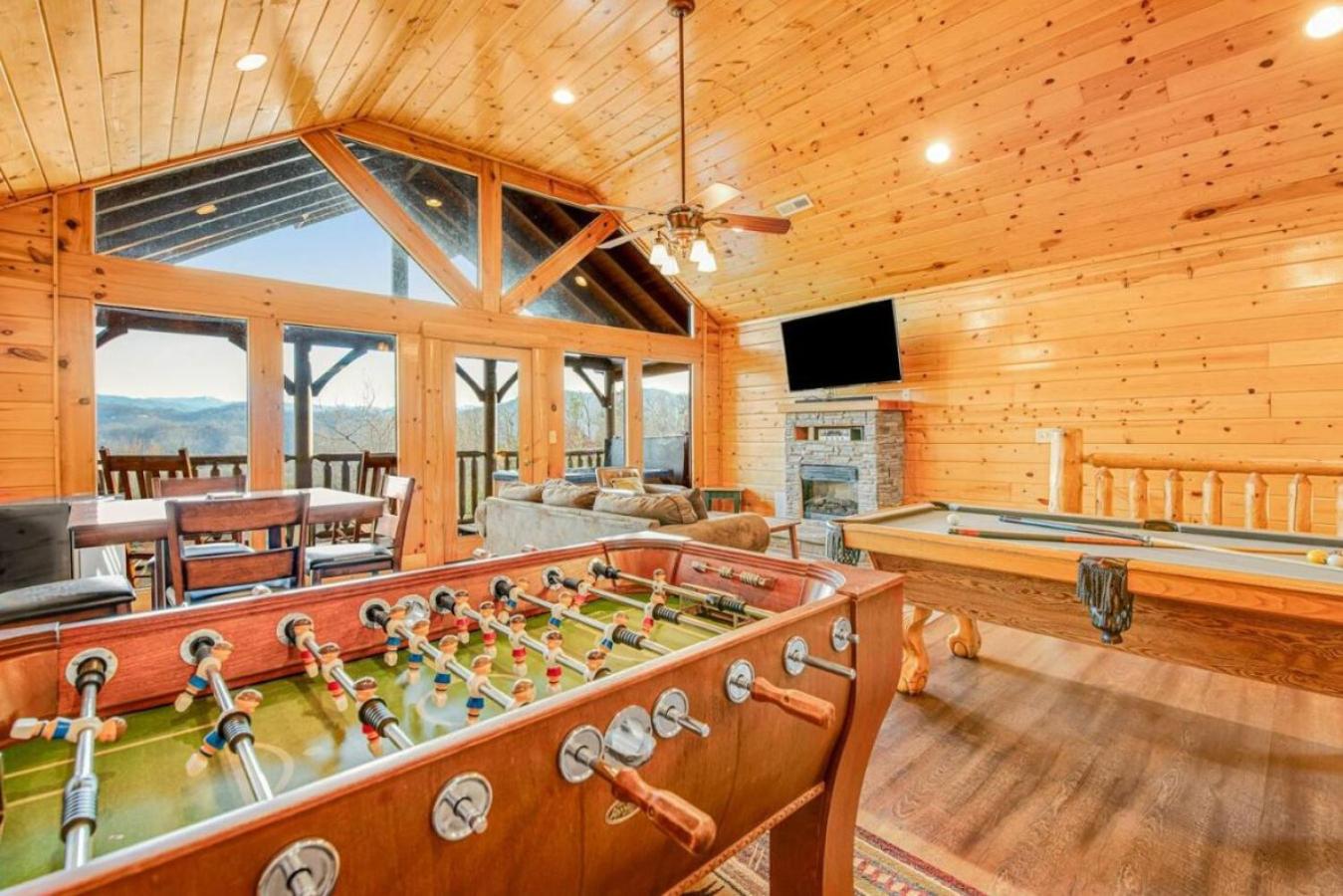 Sawmill Lodge: Hot Tub, Theater, Putt Putt & Views