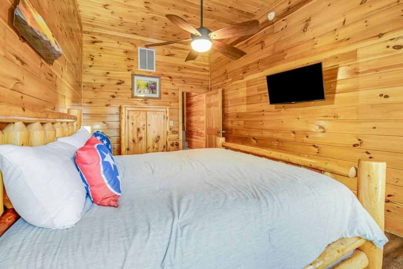 Sawmill Lodge: Hot Tub, Theater, Putt Putt & Views