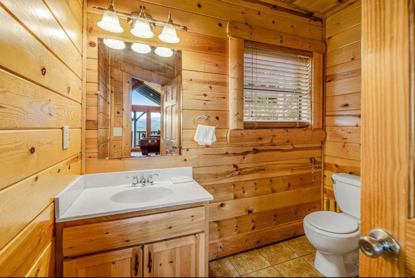 Sawmill Lodge: Hot Tub, Theater, Putt Putt & Views