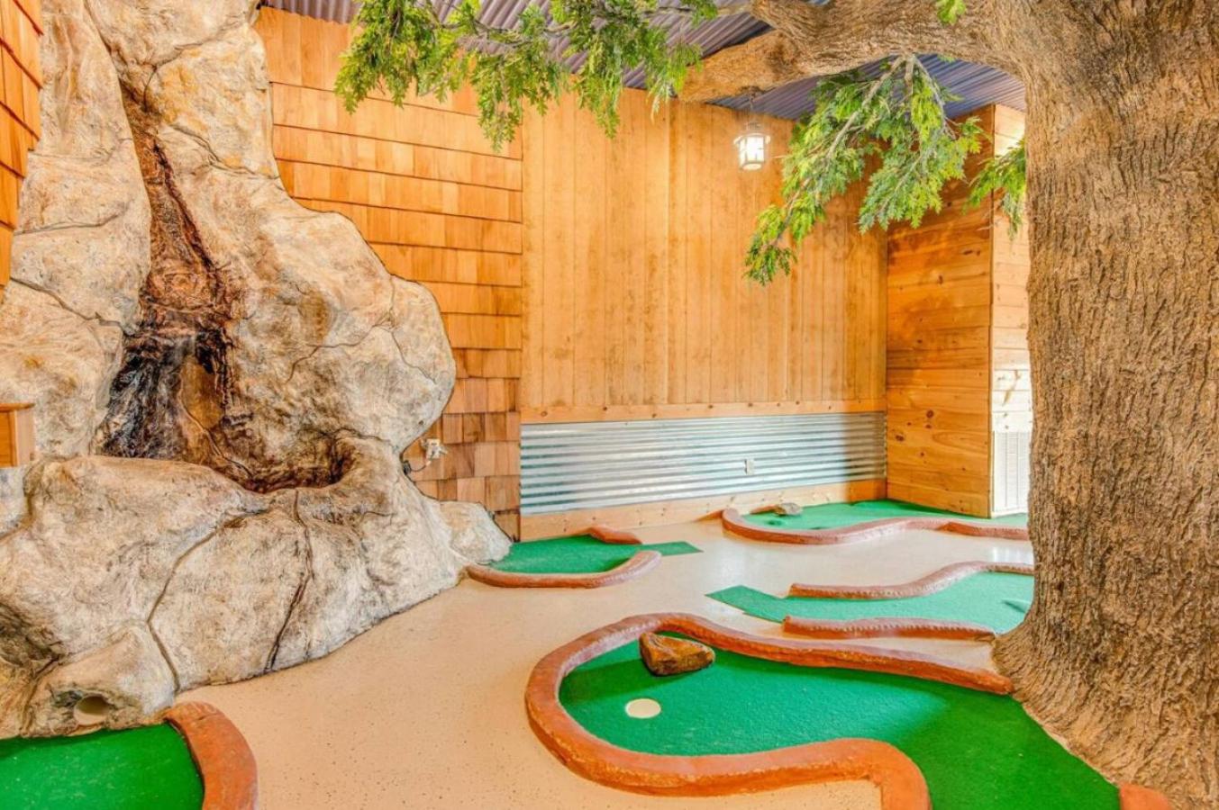 Sawmill Lodge: Hot Tub, Theater, Putt Putt & Views