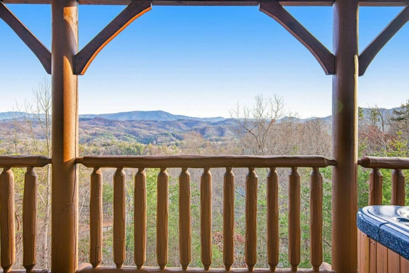 Sawmill Lodge: Hot Tub, Theater, Putt Putt & Views