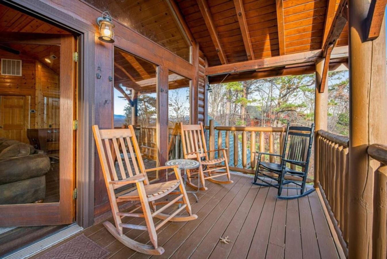 Sawmill Lodge: Hot Tub, Theater, Putt Putt & Views
