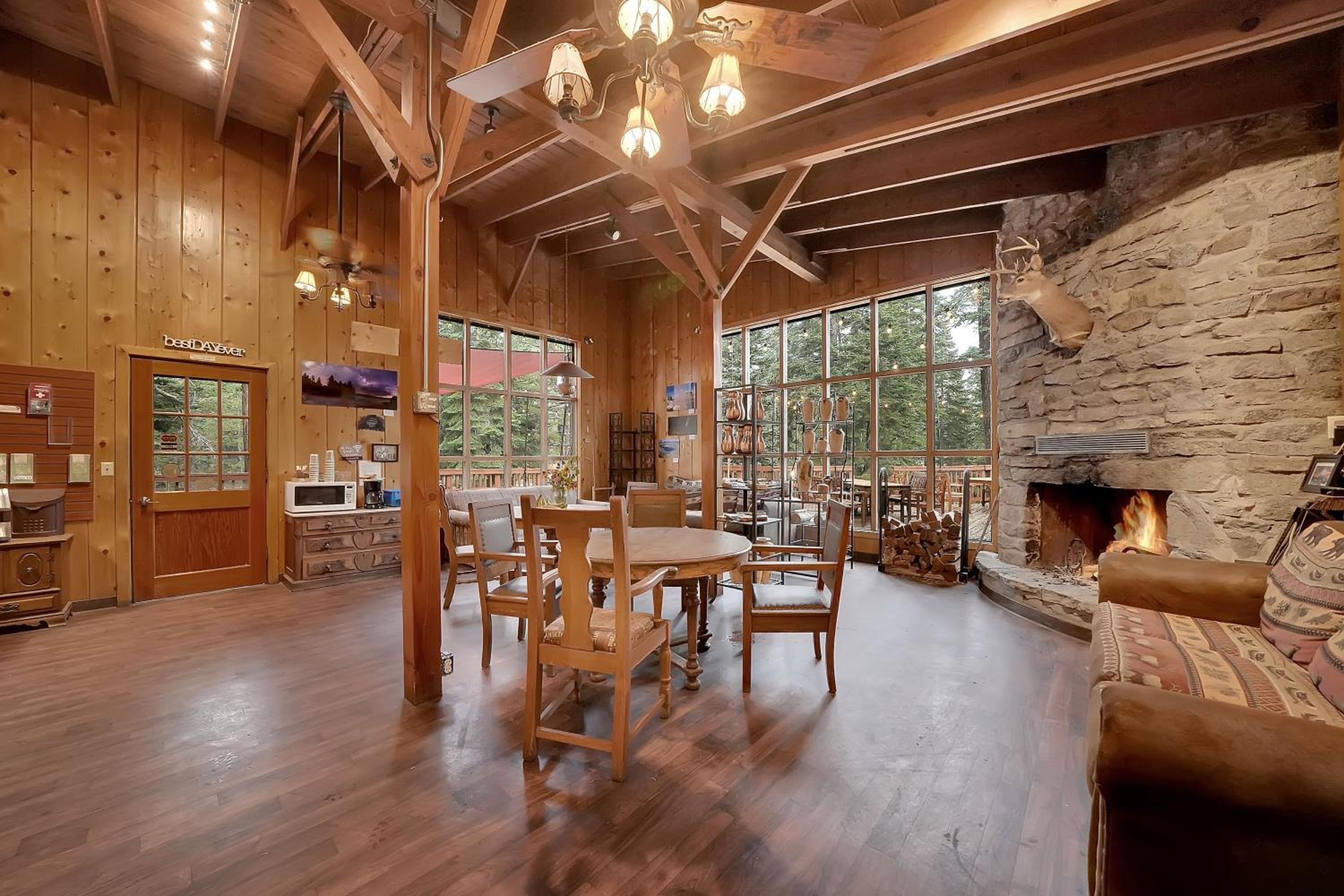 Kit Carson Lodge