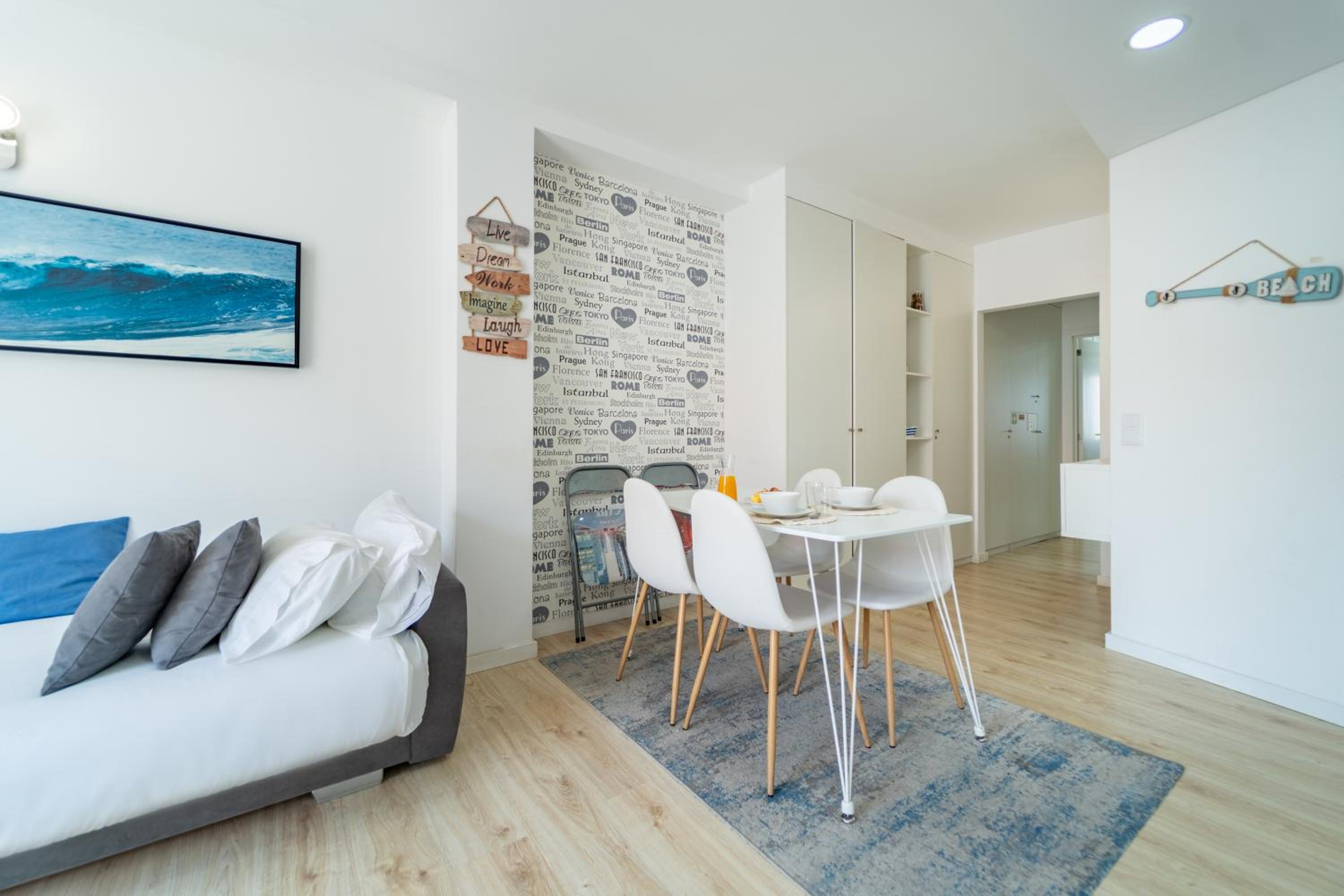 Happy's Apartments