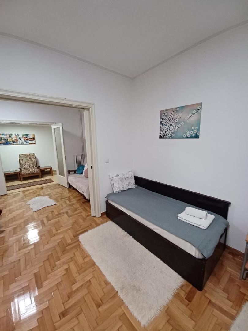 Spacious Apartment 2 minutes from Omonoia Metro