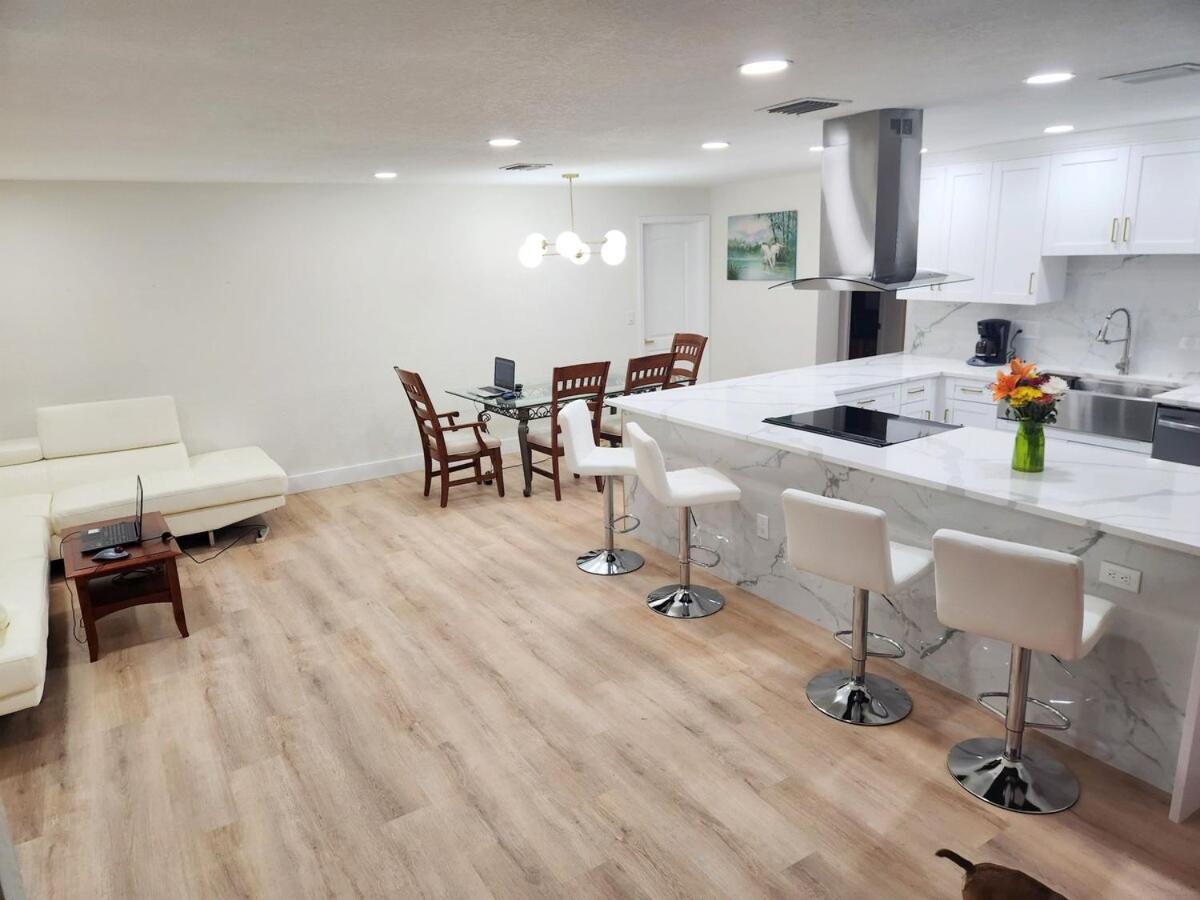Largo, Fl Heated Pool 8 Beds 1 Mile to Beach Pets