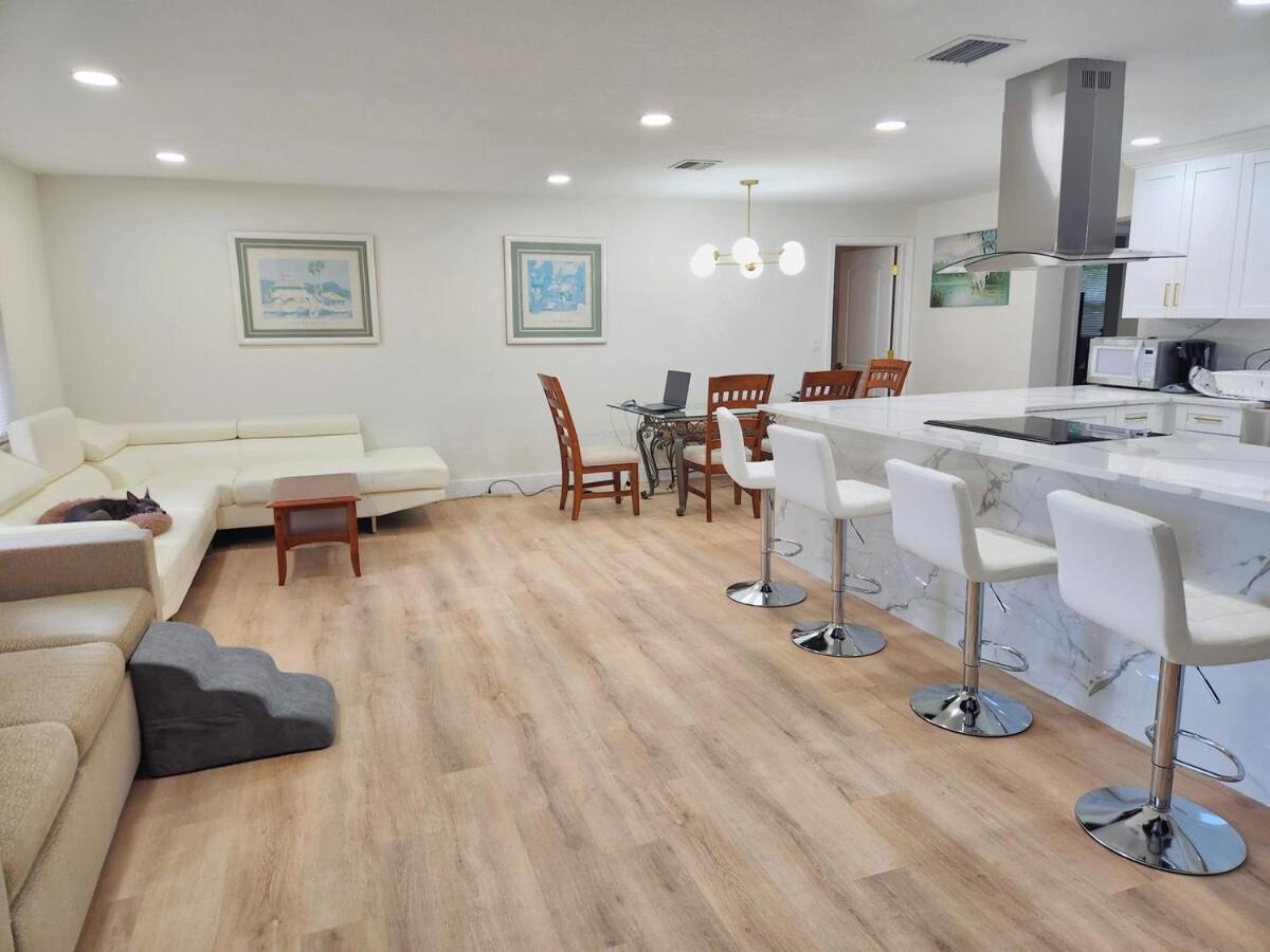 Largo, Fl Heated Pool 8 Beds 1 Mile to Beach Pets