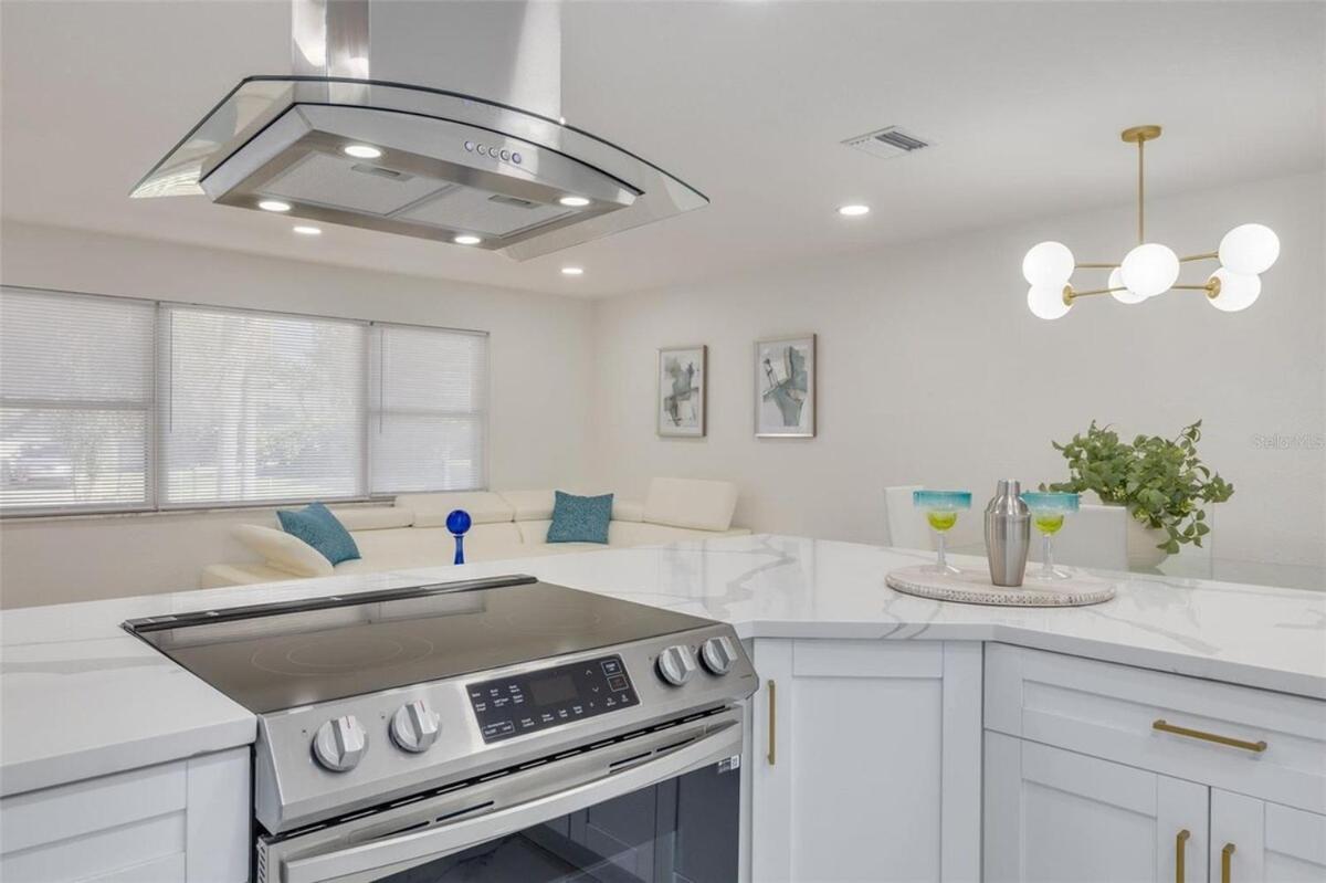 Largo, Fl Heated Pool 8 Beds 1 Mile to Beach Pets