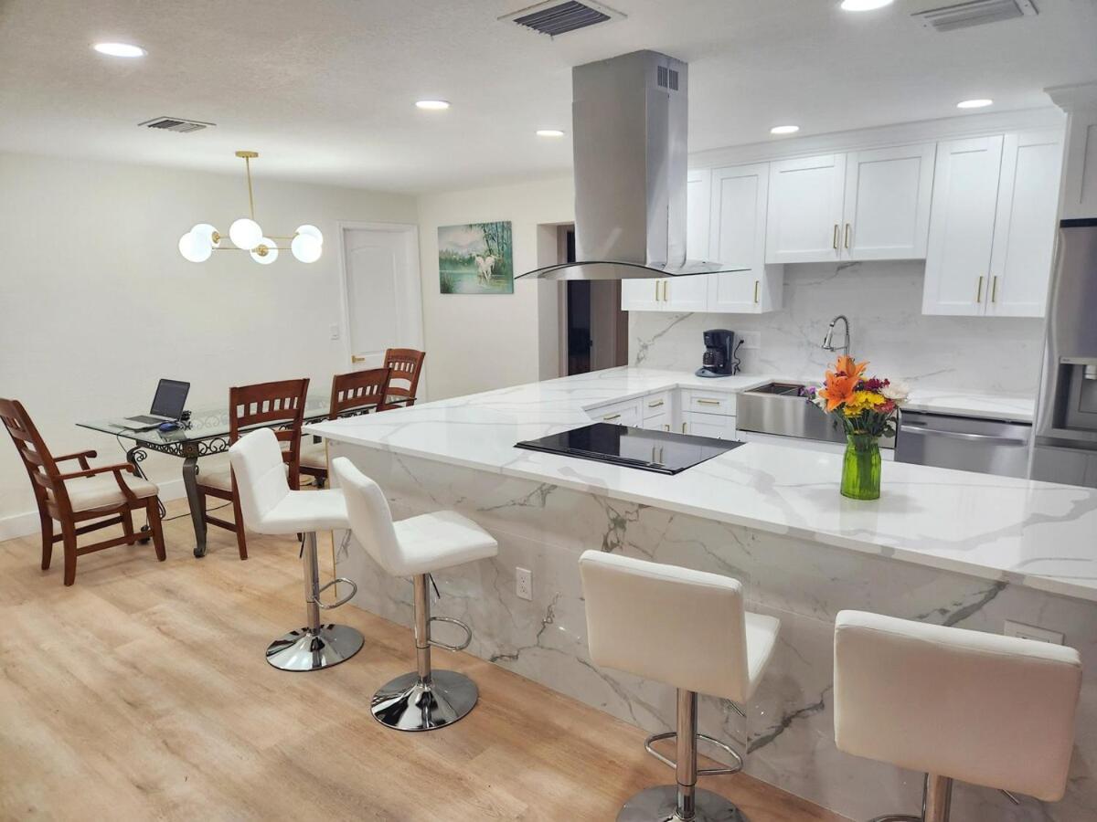 Largo, Fl Heated Pool 8 Beds 1 Mile to Beach Pets