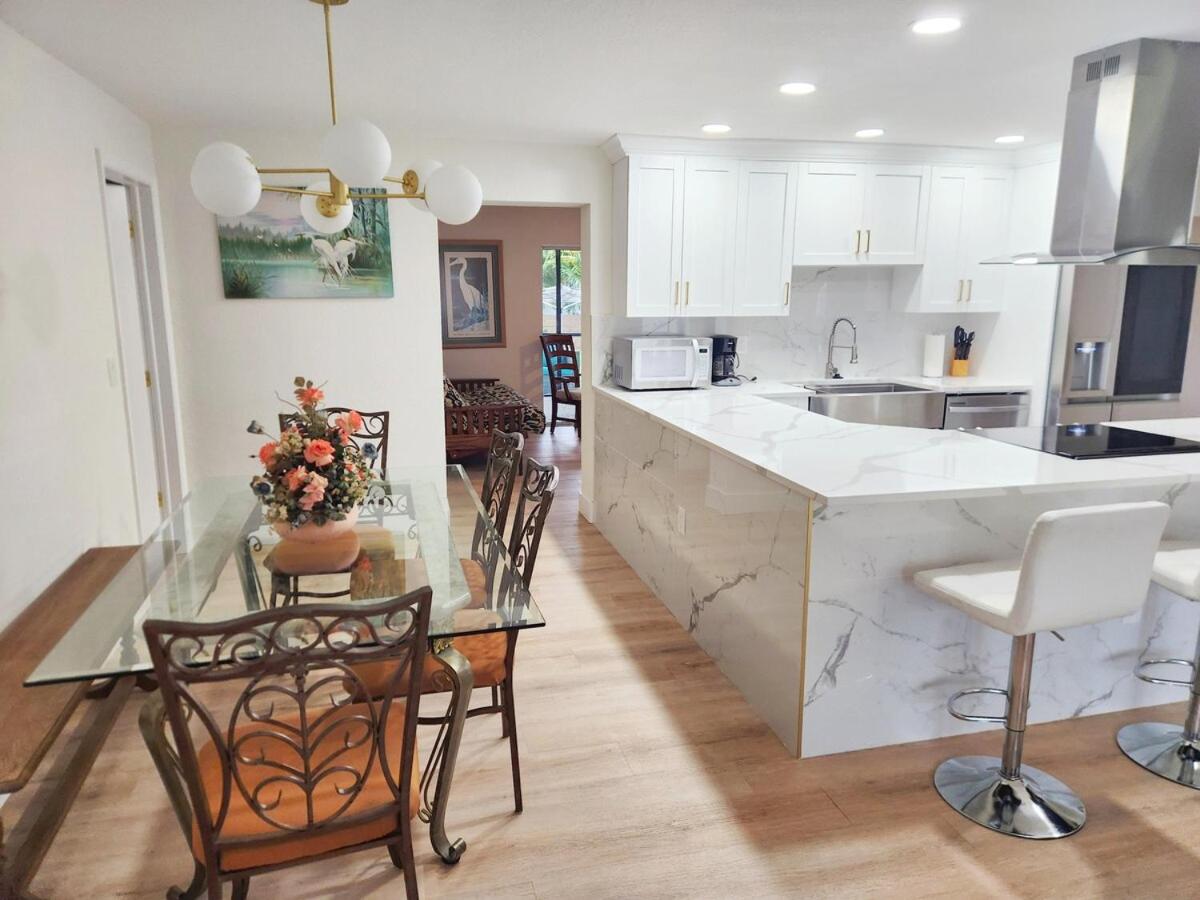Largo, Fl Heated Pool 8 Beds 1 Mile to Beach Pets