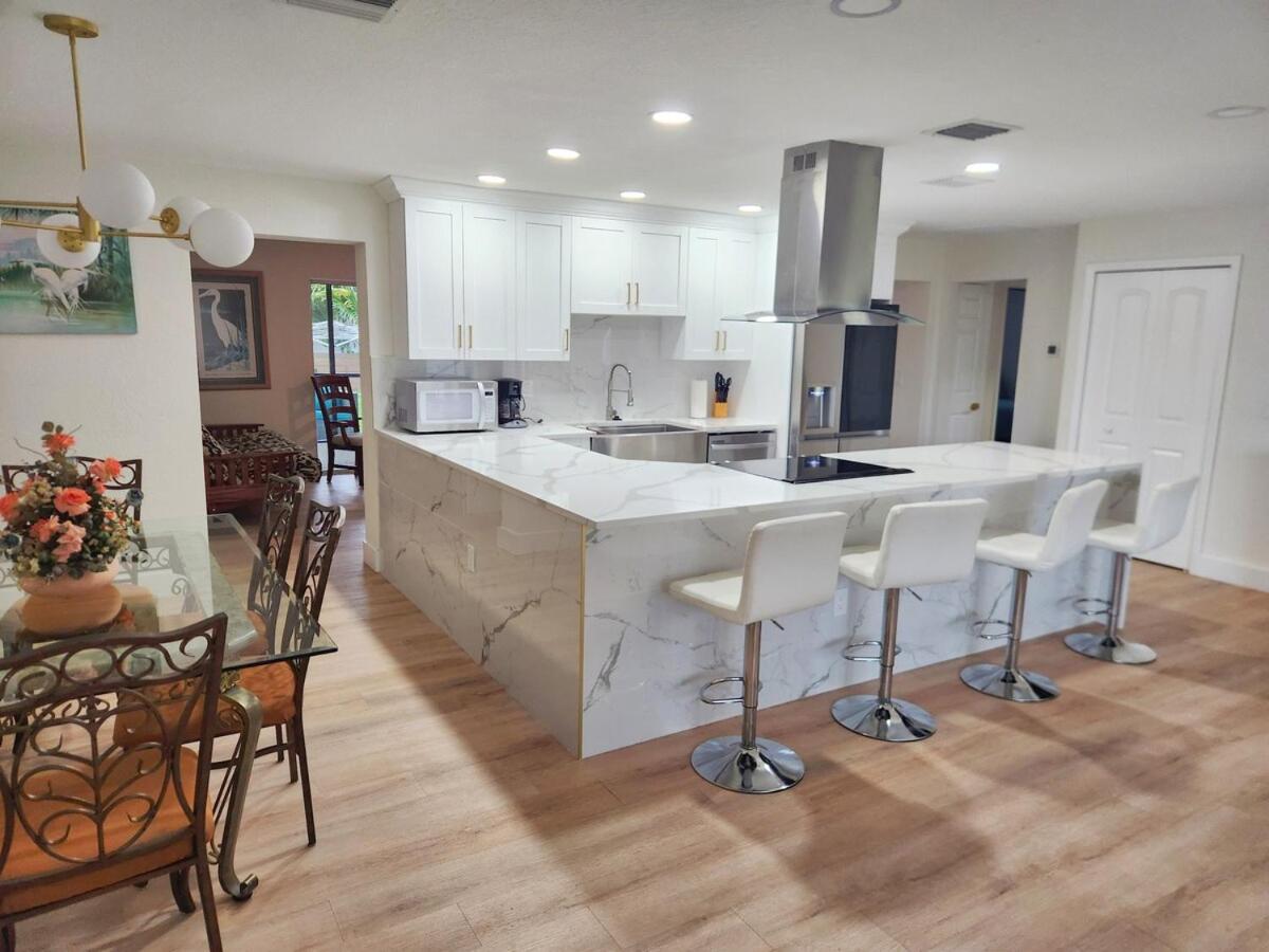 Largo, Fl Heated Pool 8 Beds 1 Mile to Beach Pets