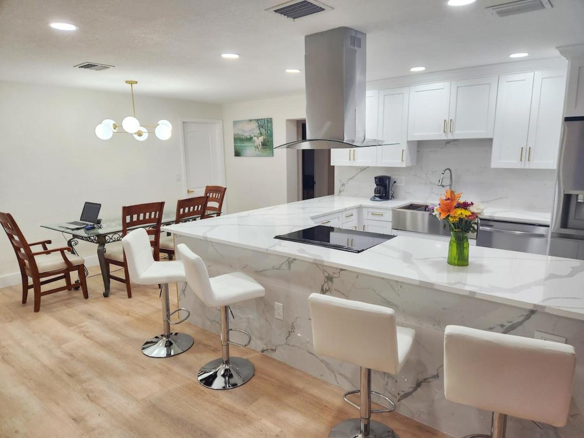 Largo, Fl Heated Pool 8 Beds 1 Mile to Beach Pets