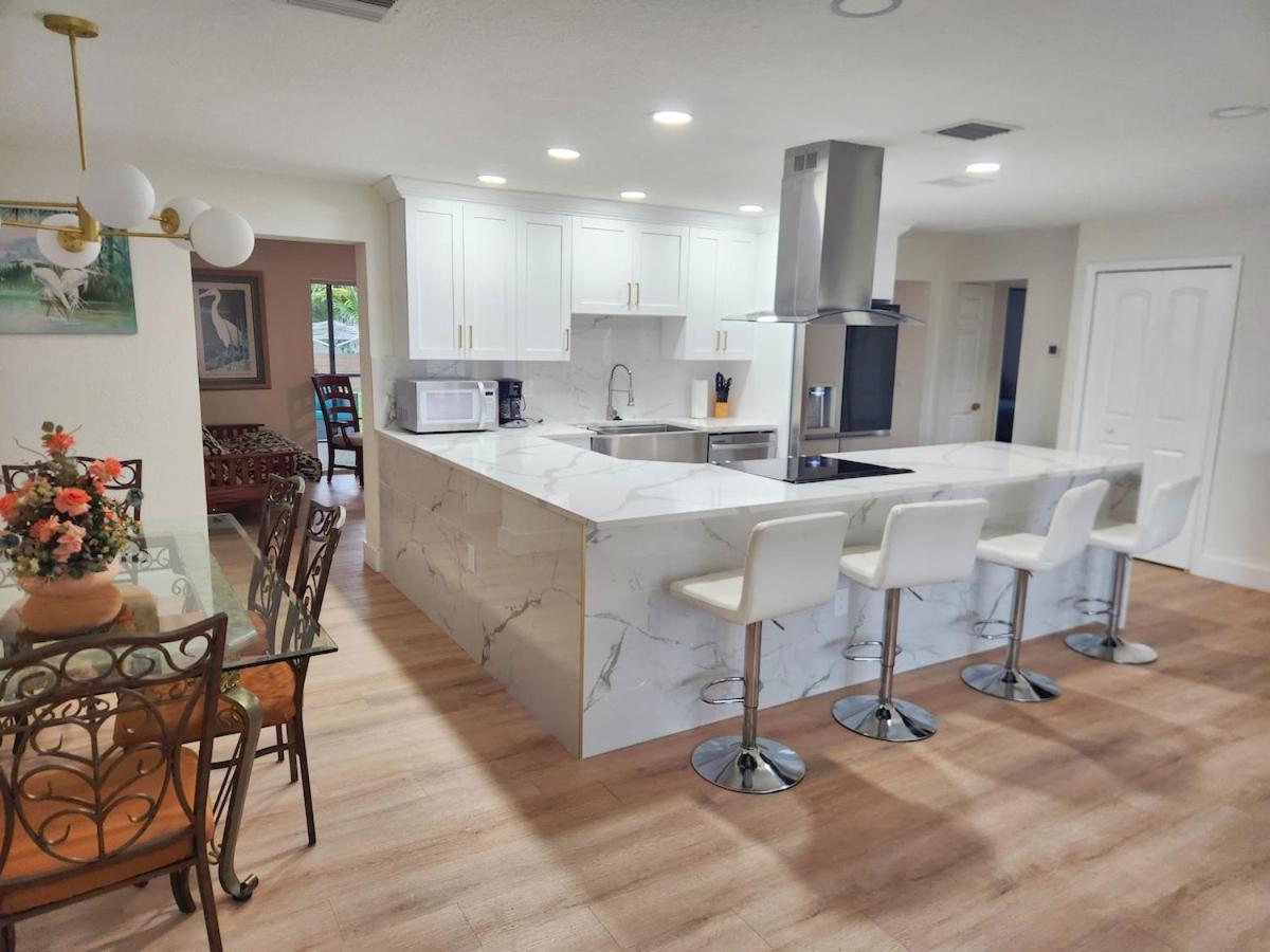 Largo, Fl Heated Pool 8 Beds 1 Mile to Beach Pets