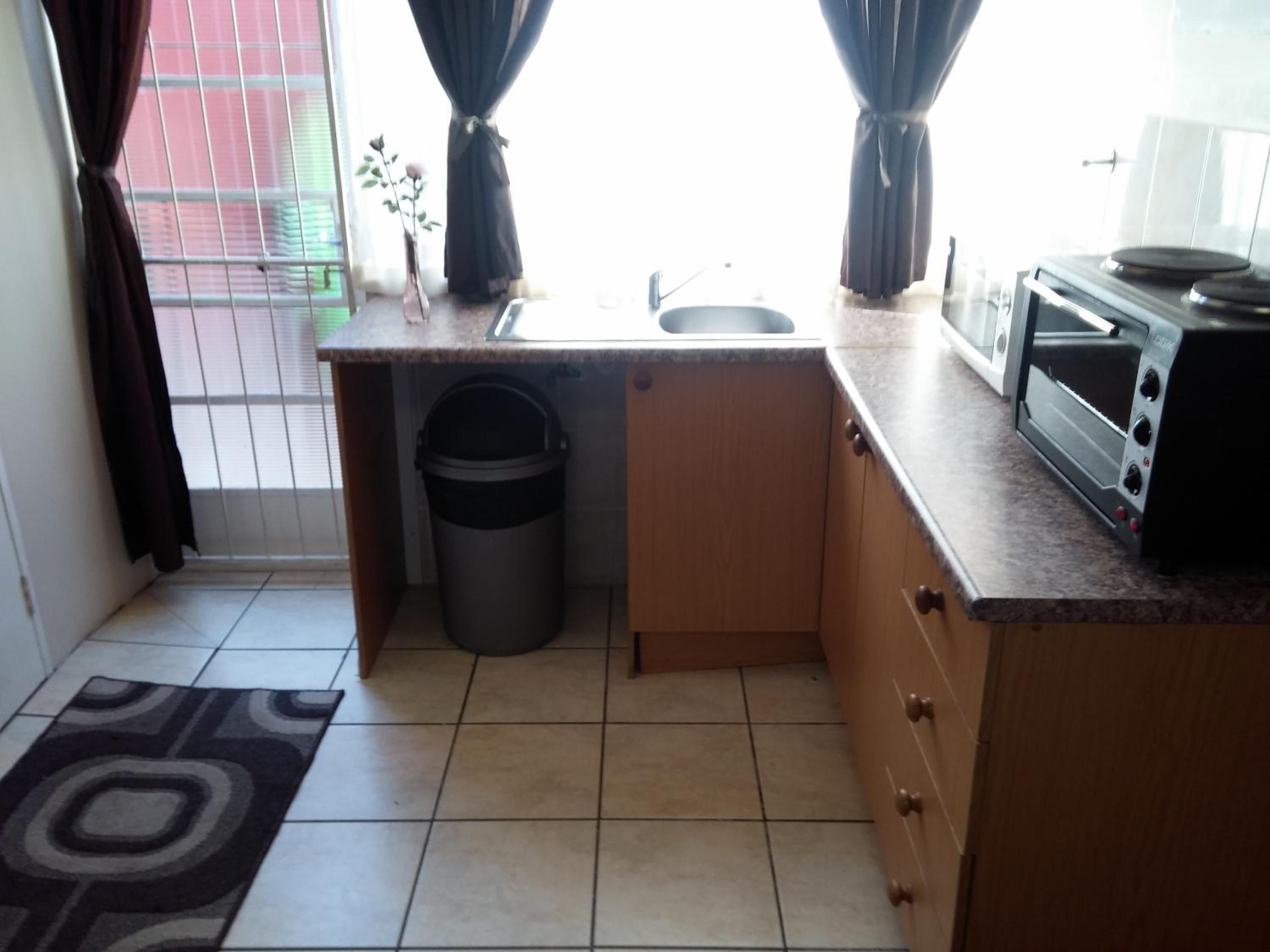 Uitenhage Apartments - Image 4
