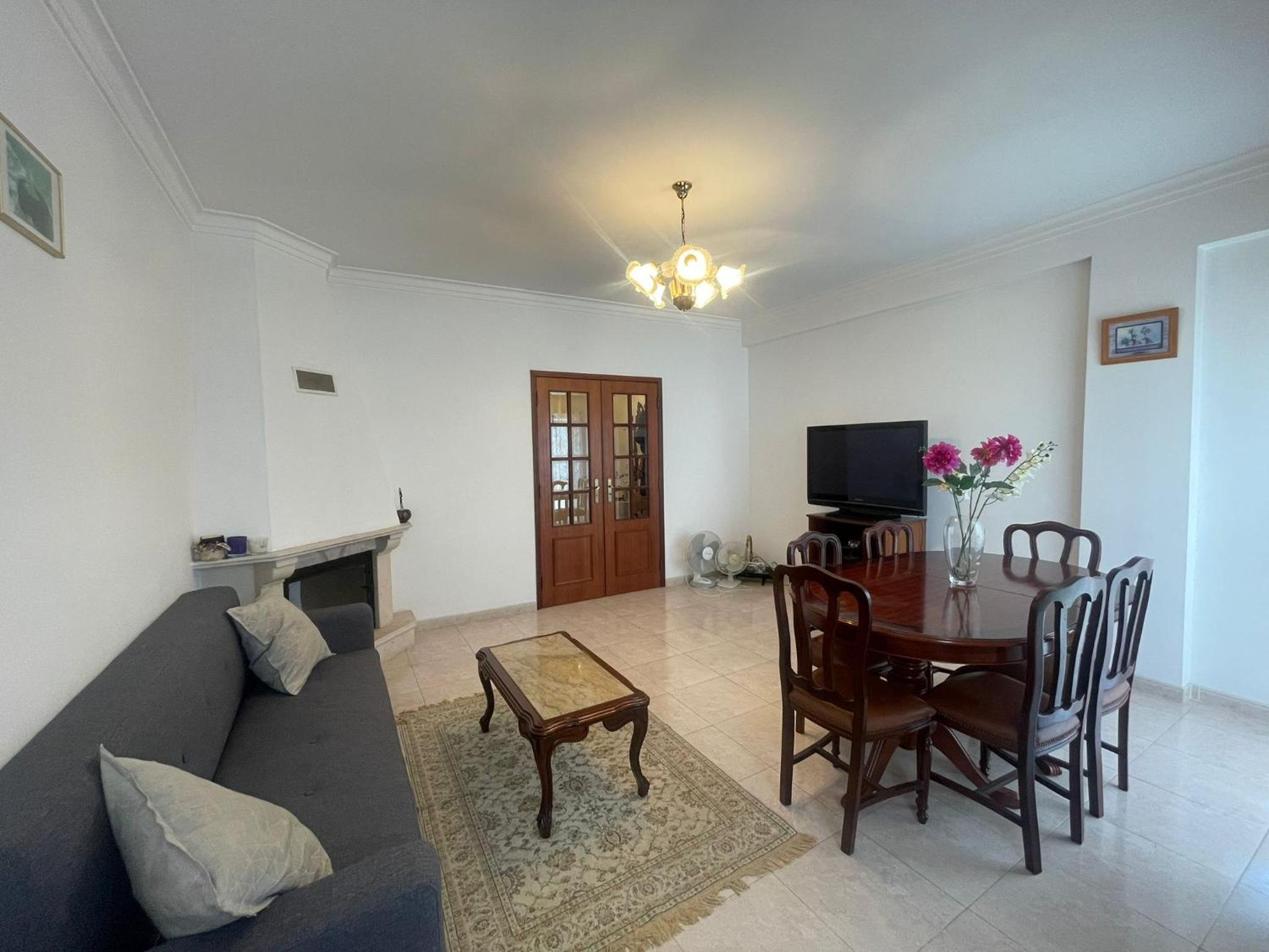 Entire 3 bed rooms Apartment with Private wc !