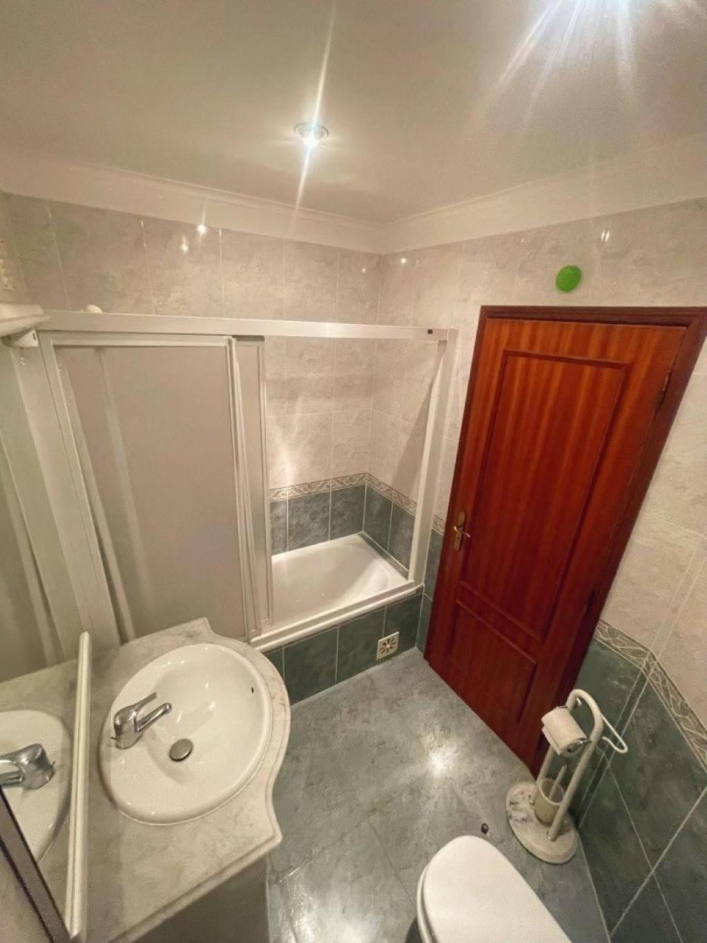 Entire 3 bed rooms Apartment with Private wc !