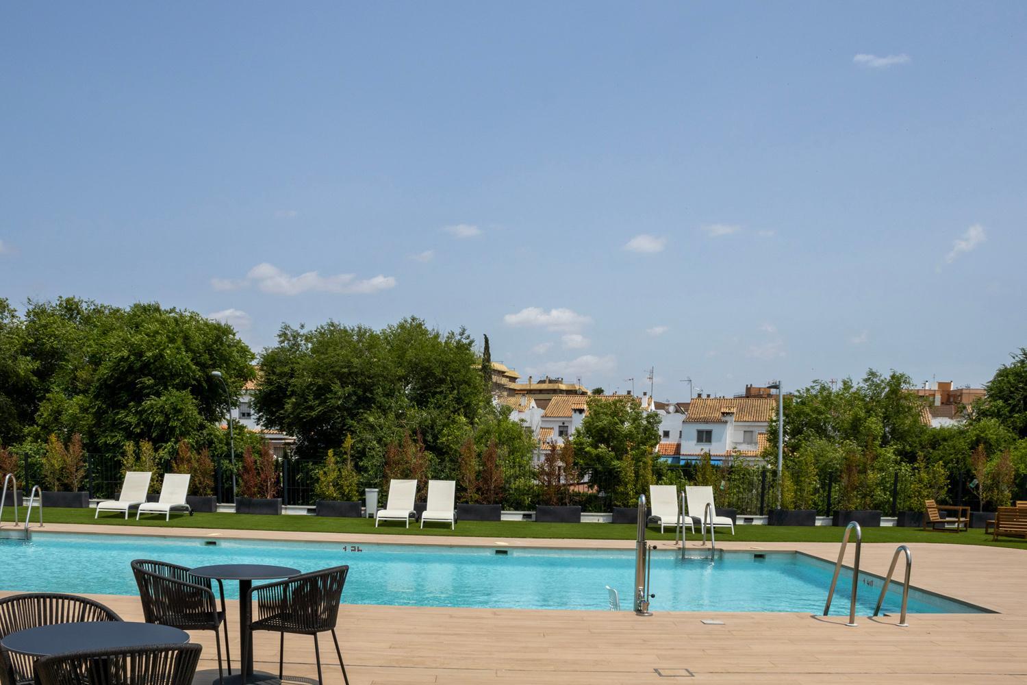NEW! Luxury 3BR apartment with POOL & FREE parking