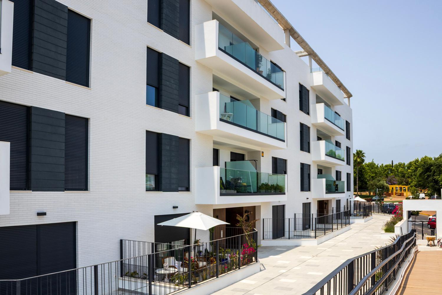 NEW! Luxury 3BR apartment with POOL & FREE parking