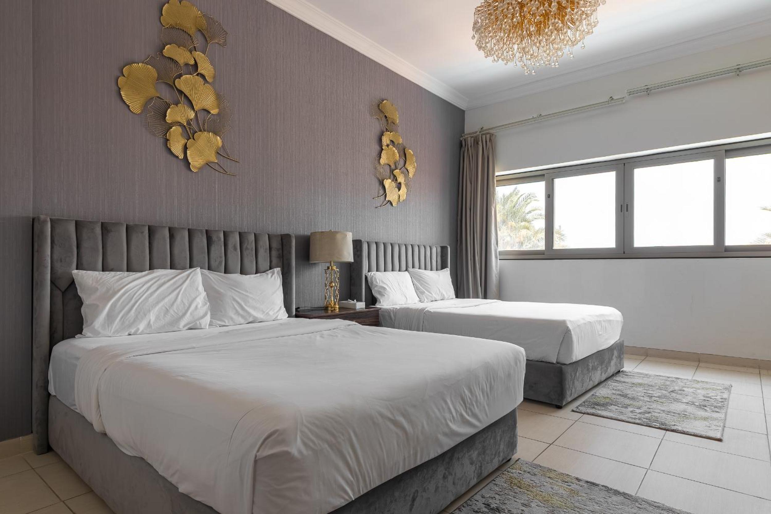 Simply Comfort Vacation Homes Rental Luxury Beachfront Villa with Private Pool on Palm Jumeirah near Atlantis