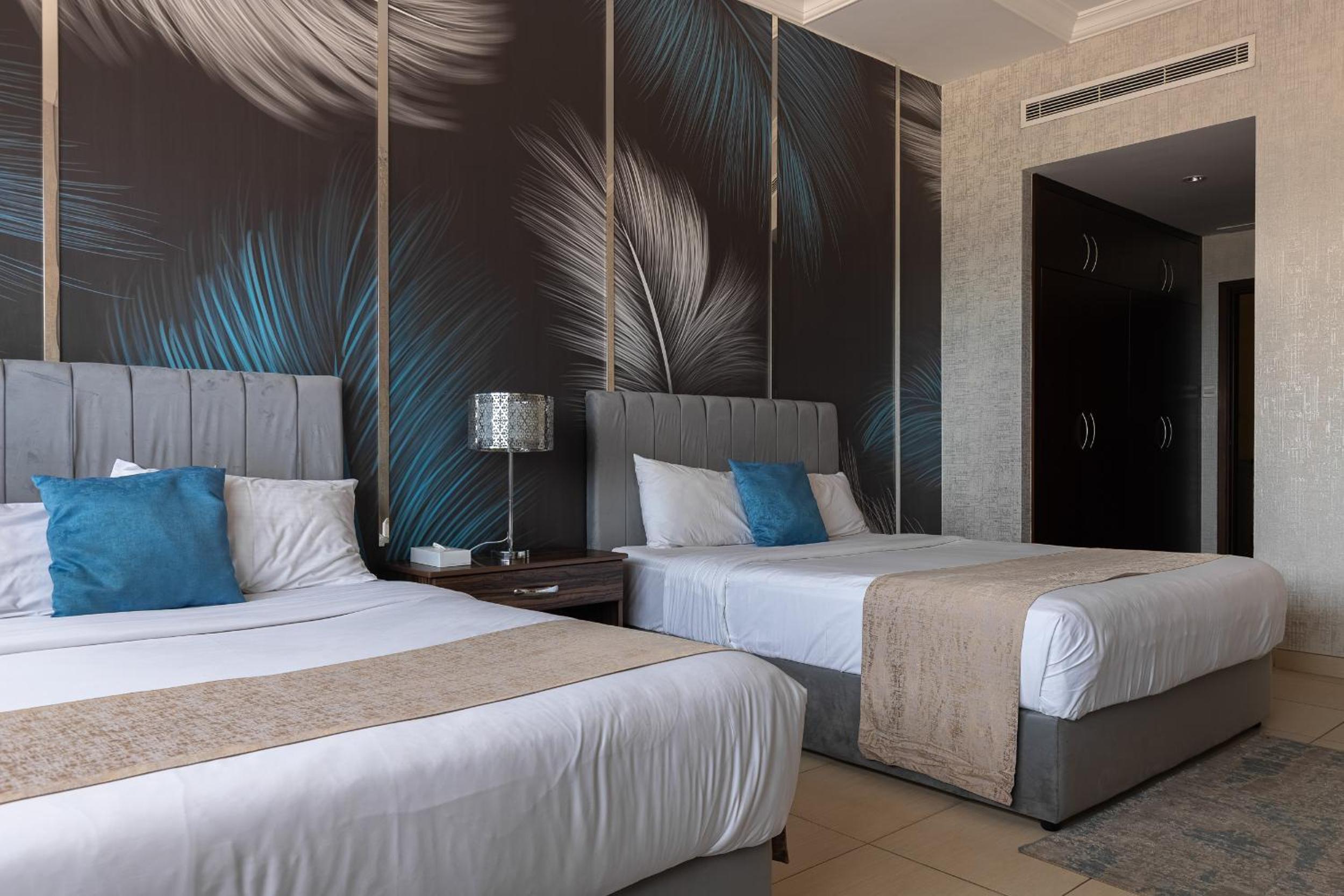 Simply Comfort Vacation Homes Rental Luxury Beachfront Villa with Private Pool on Palm Jumeirah near Atlantis