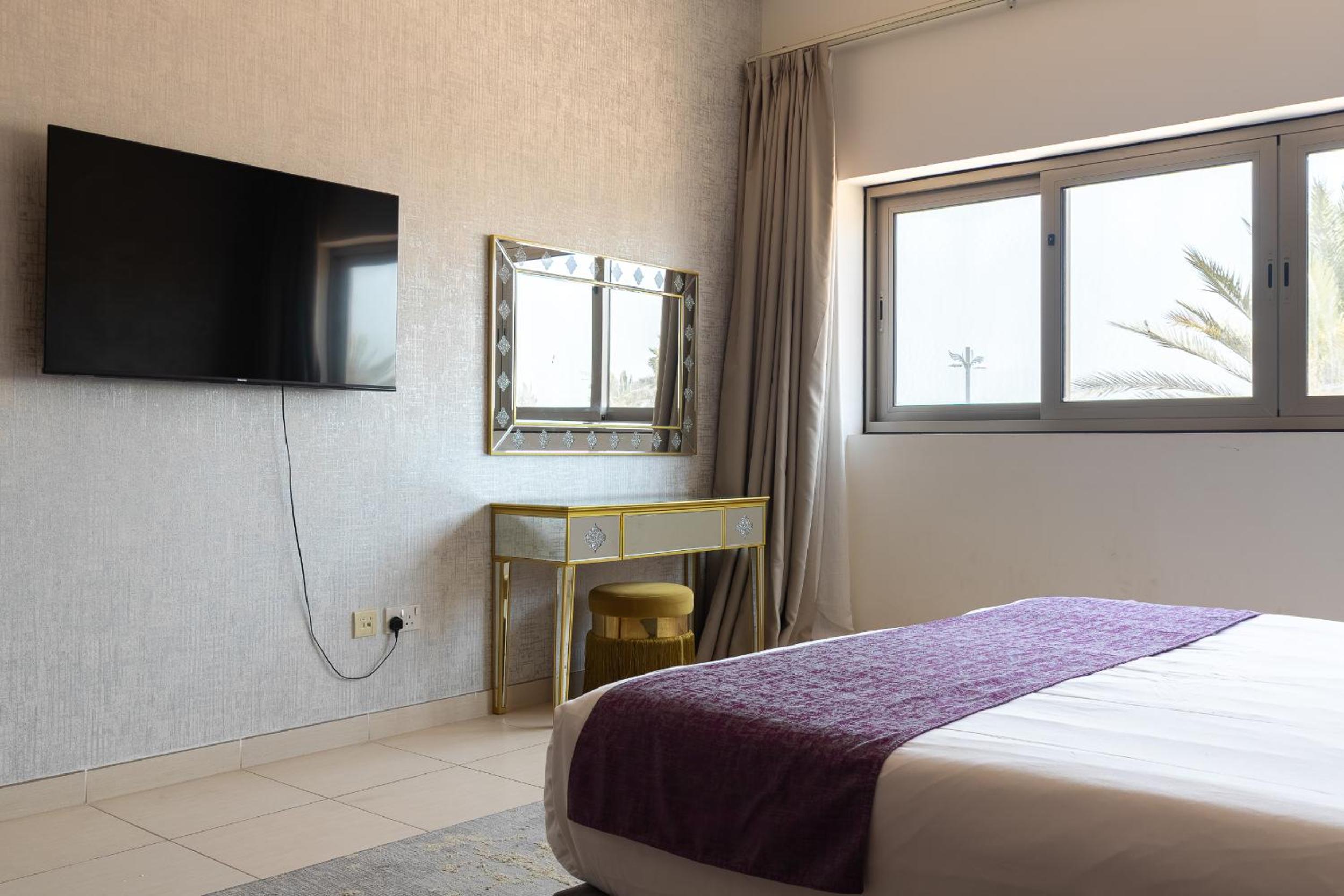 Simply Comfort Vacation Homes Rental Luxury Beachfront Villa with Private Pool on Palm Jumeirah near Atlantis