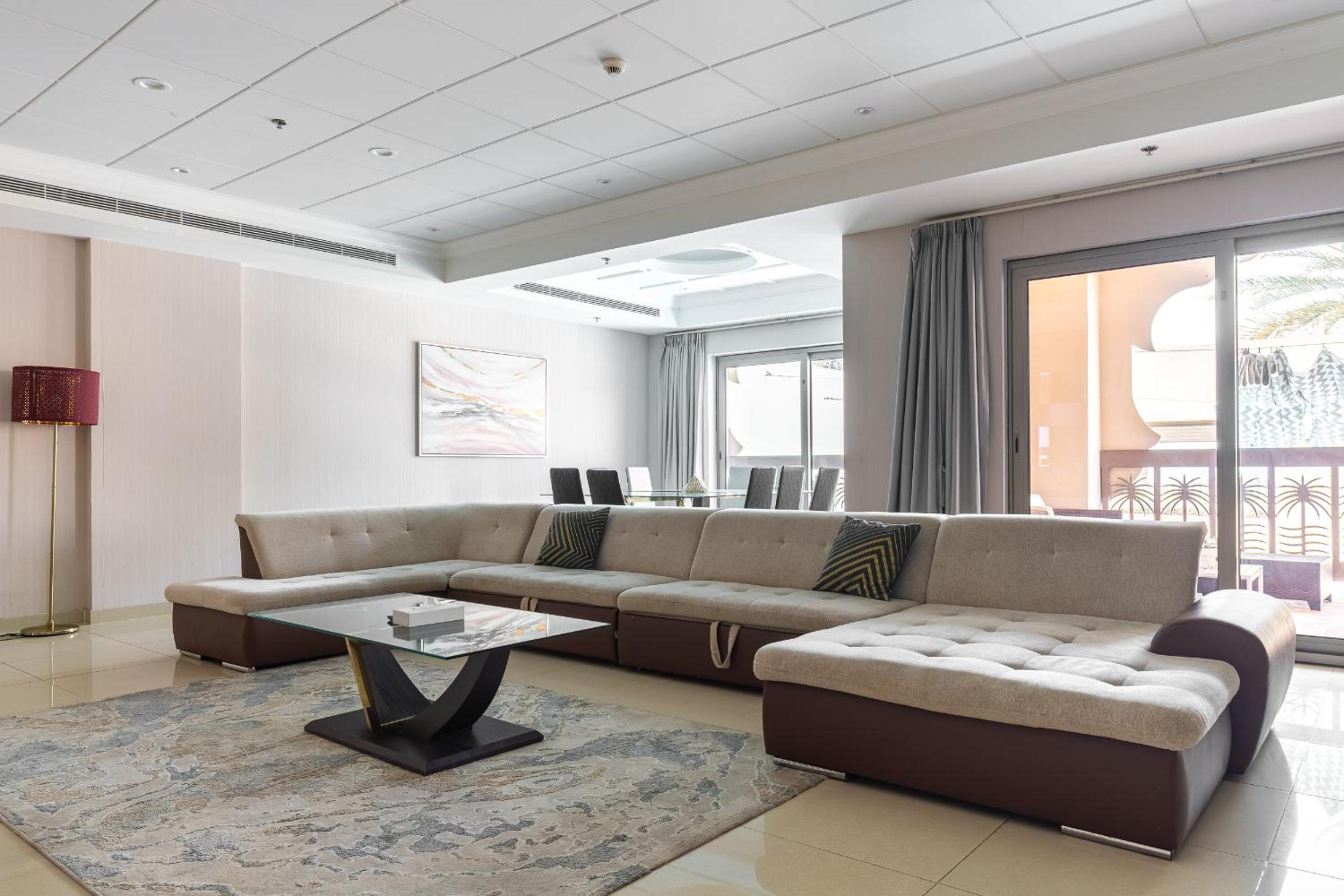 Simply Comfort Vacation Homes Rental Luxury Beachfront Villa with Private Pool on Palm Jumeirah near Atlantis