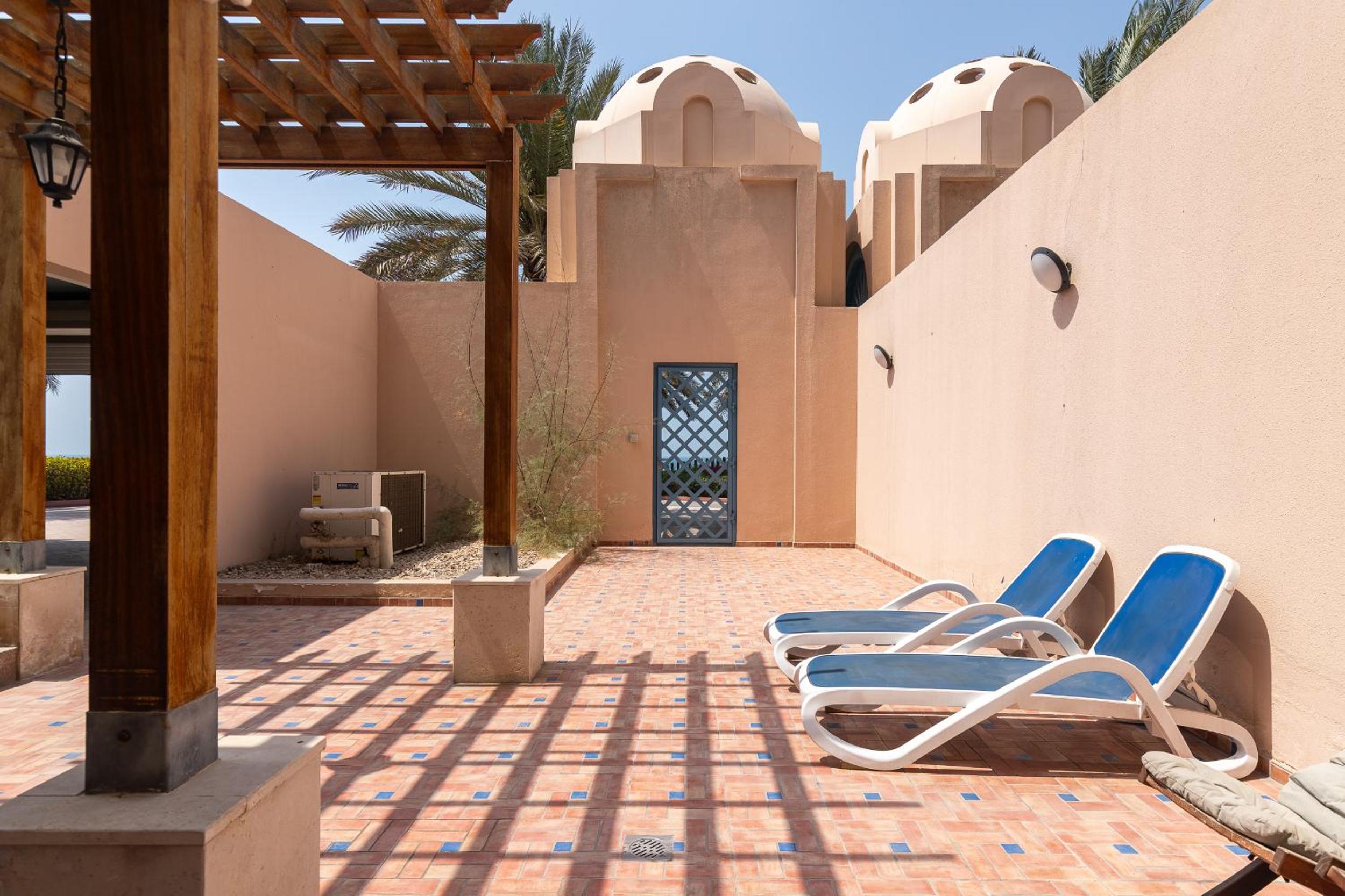 Simply Comfort Vacation Homes Rental Luxury Beachfront Villa with Private Pool on Palm Jumeirah near Atlantis
