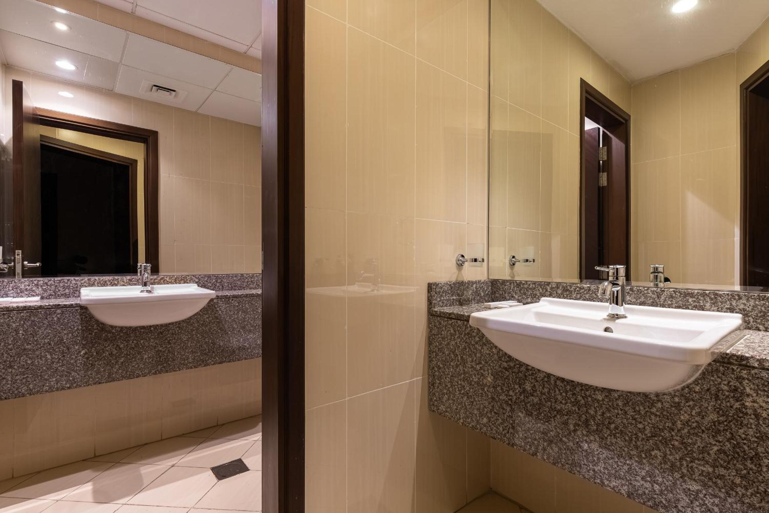 Simply Comfort Vacation Homes Rental Luxury Beachfront Villa with Private Pool on Palm Jumeirah near Atlantis