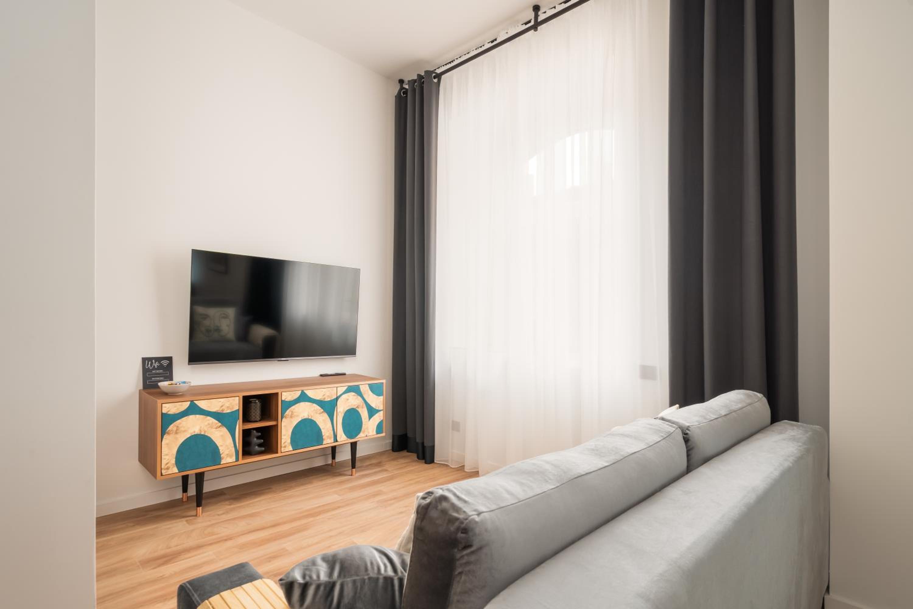 Stylish family 1 BR with working desk by Park and Top Restaurants