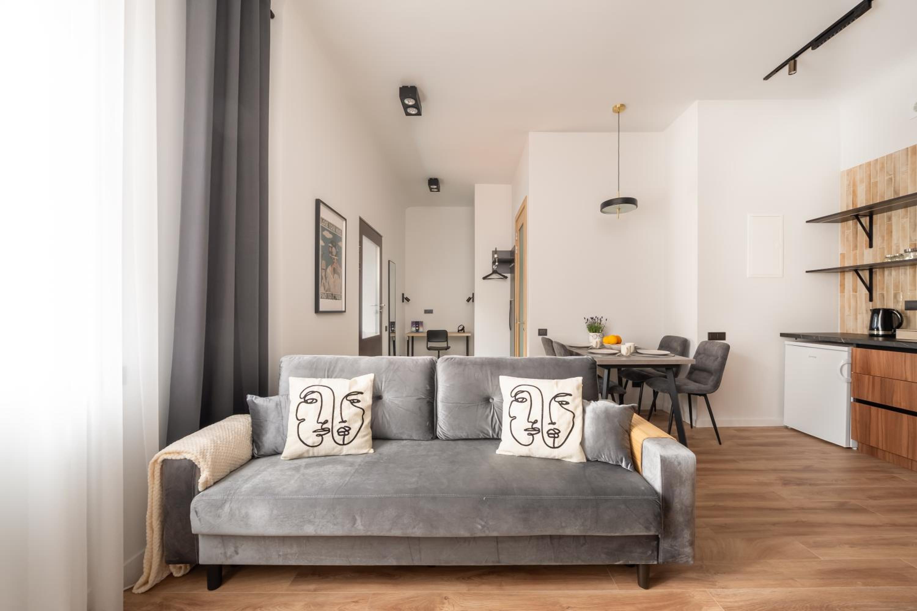 Stylish family 1 BR with working desk by Park and Top Restaurants