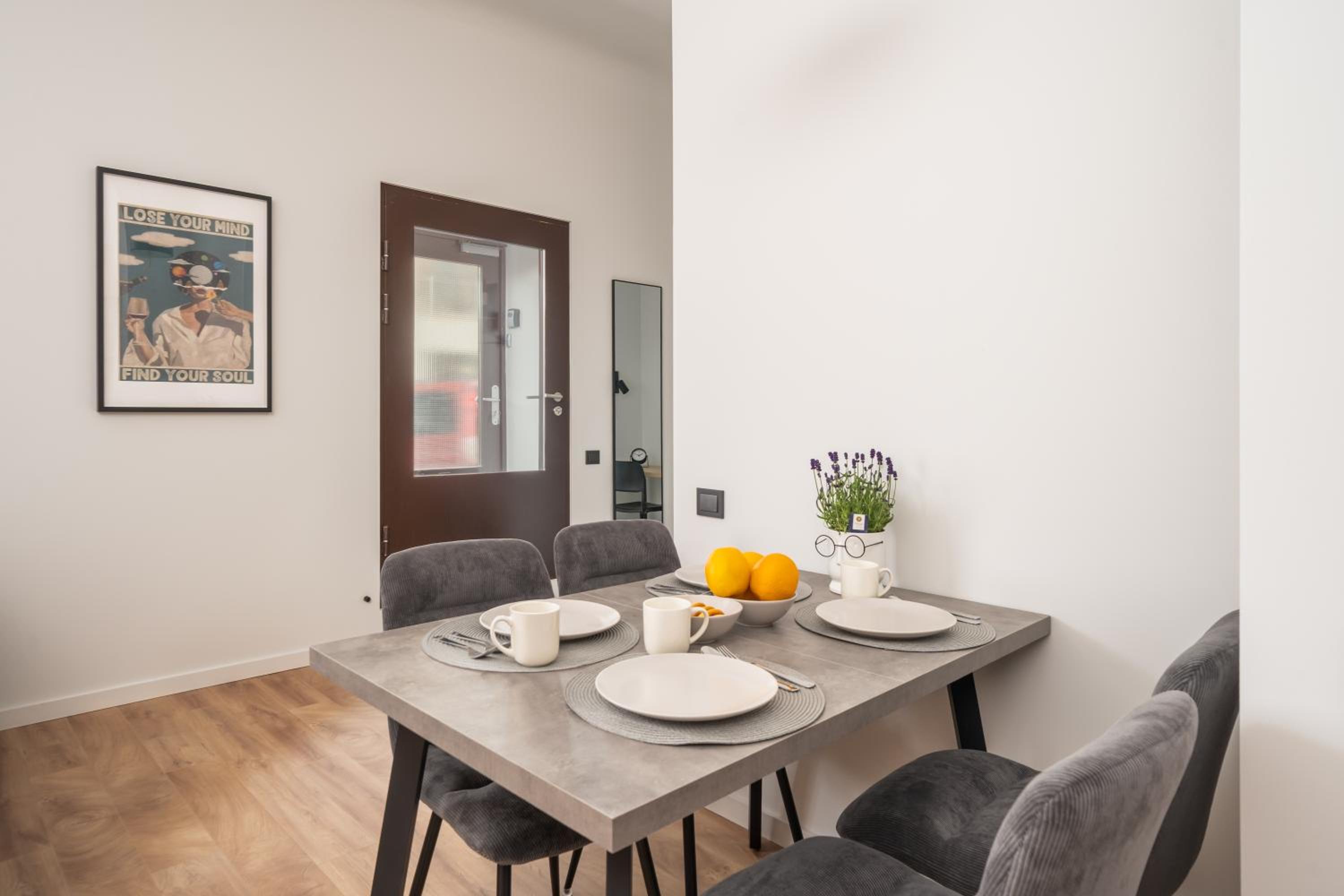 Stylish family 1 BR with working desk by Park and Top Restaurants