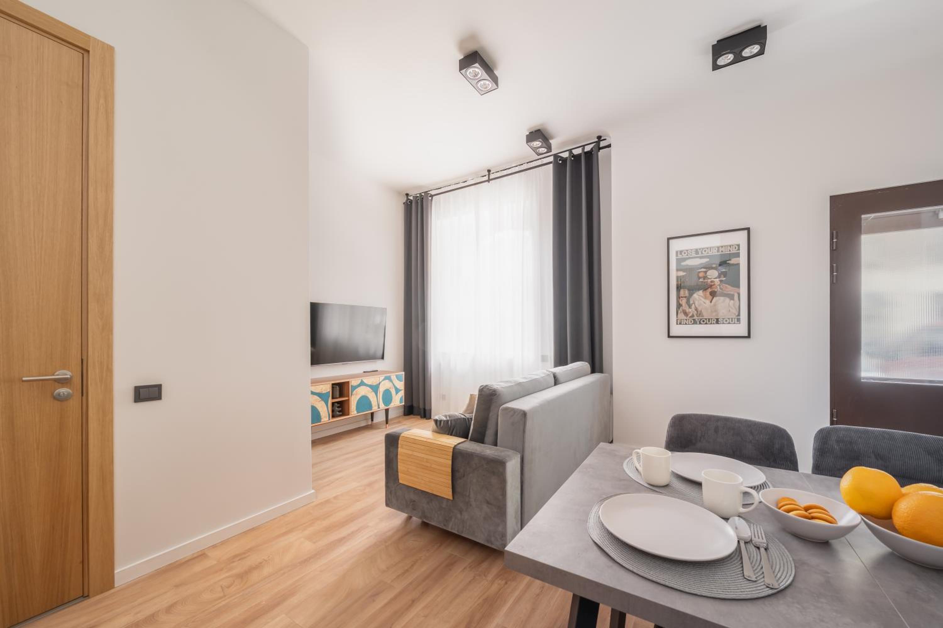 Stylish family 1 BR with working desk by Park and Top Restaurants