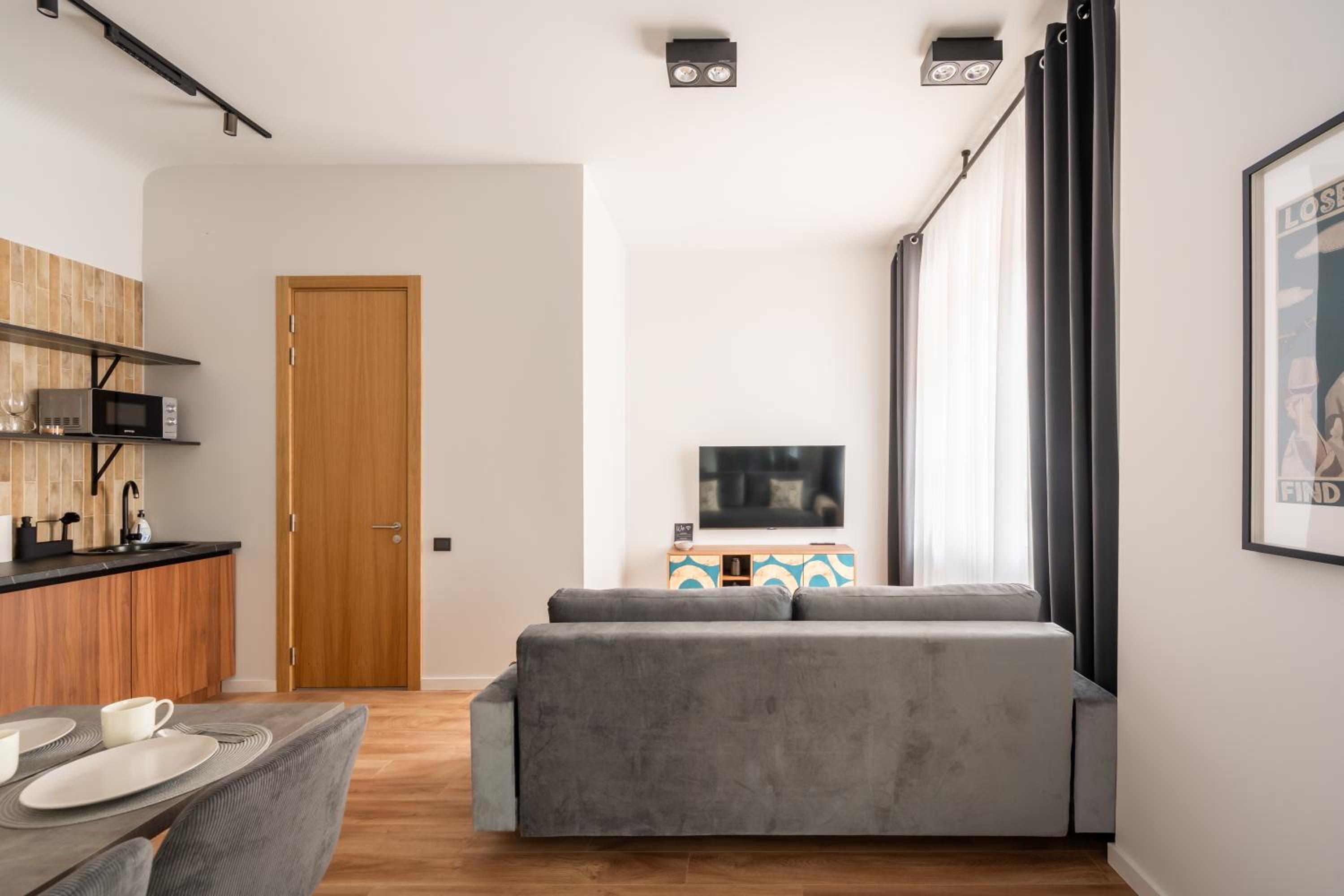 Stylish family 1 BR with working desk by Park and Top Restaurants
