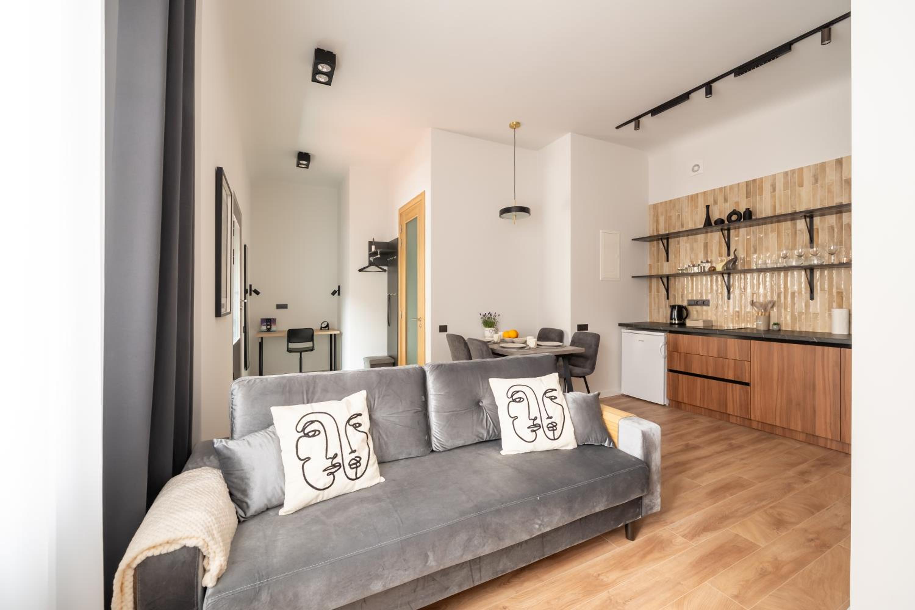 Stylish family 1 BR with working desk by Park and Top Restaurants