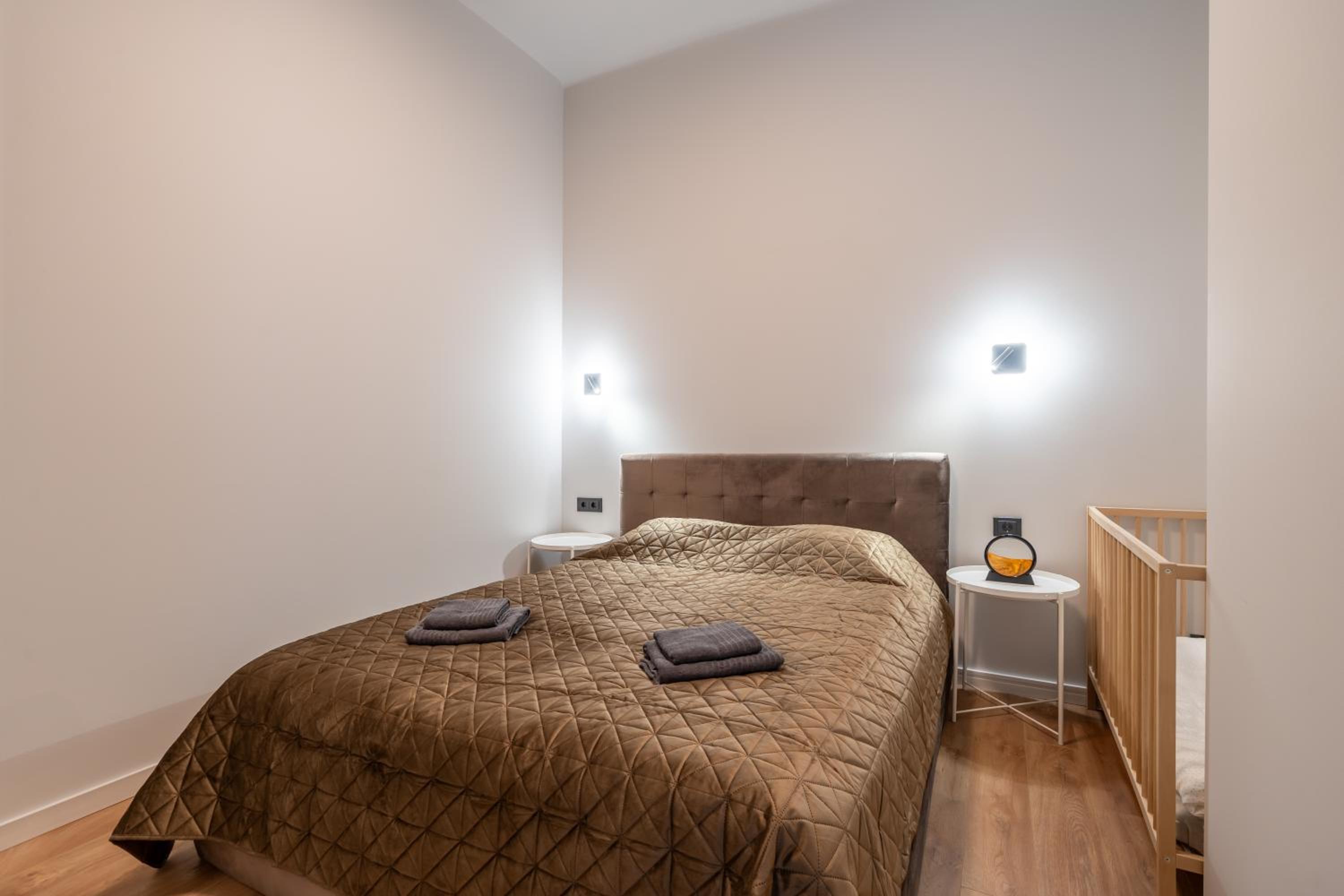 Stylish family 1 BR with working desk by Park and Top Restaurants