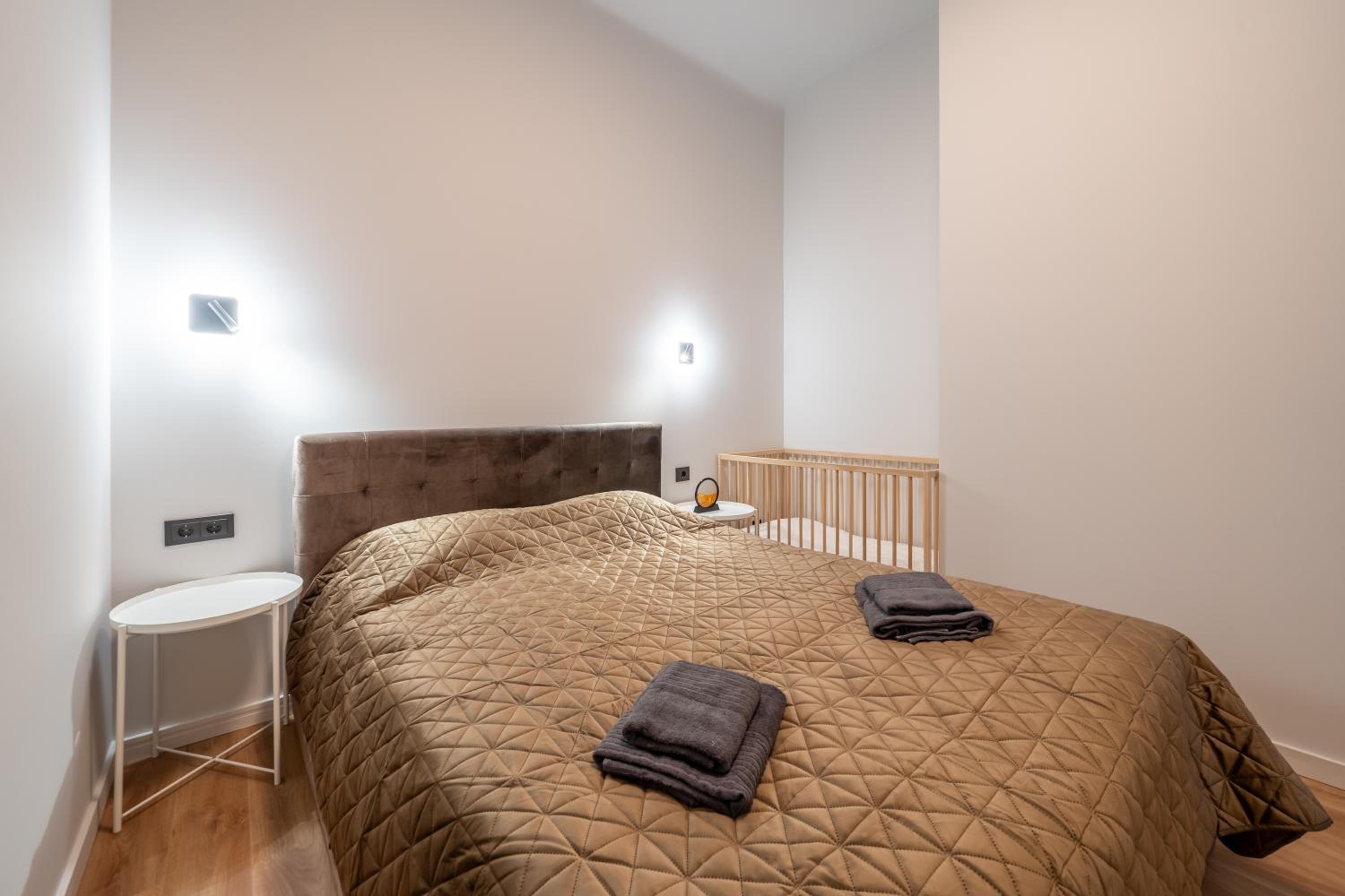 Stylish family 1 BR with working desk by Park and Top Restaurants