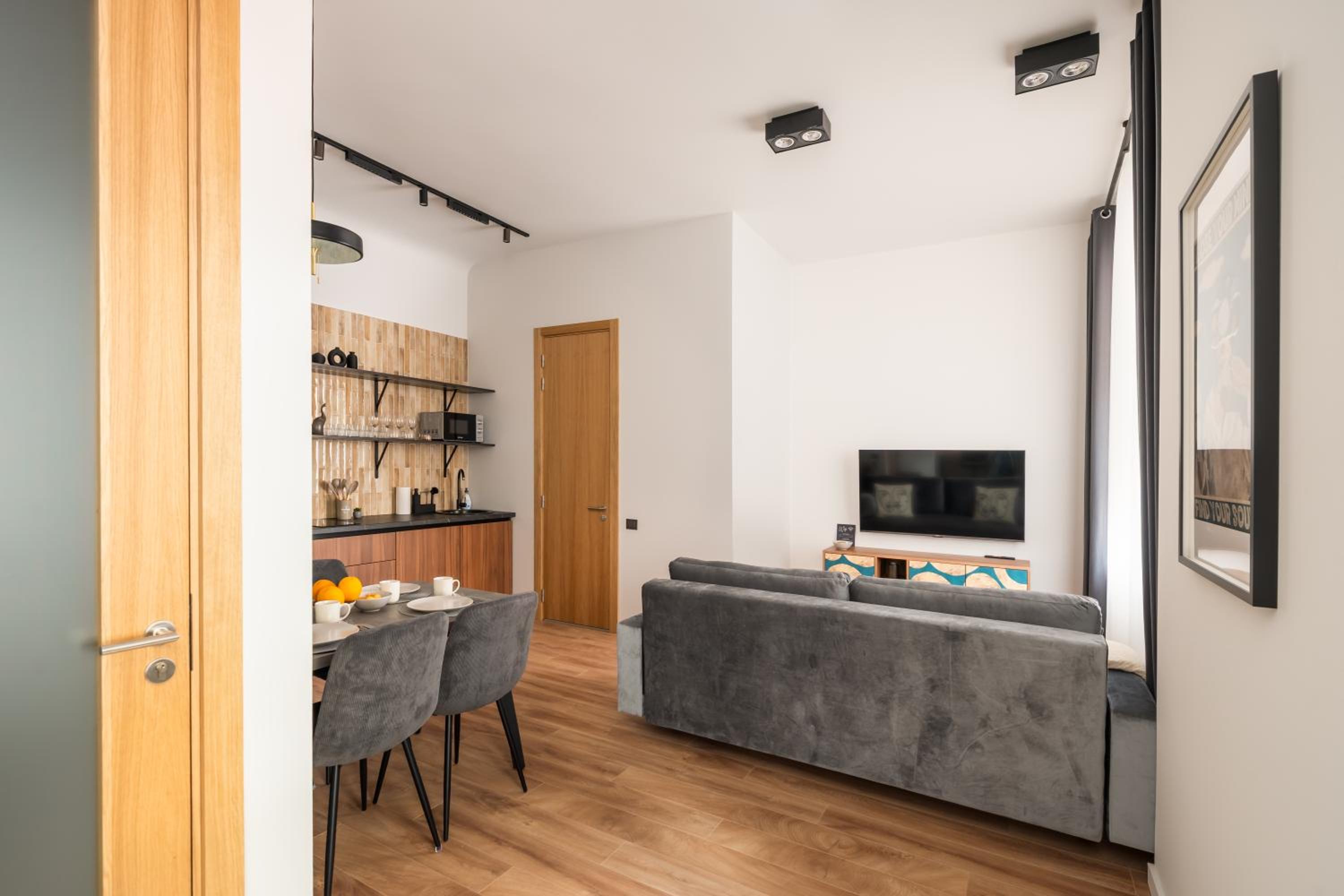 Stylish family 1 BR with working desk by Park and Top Restaurants