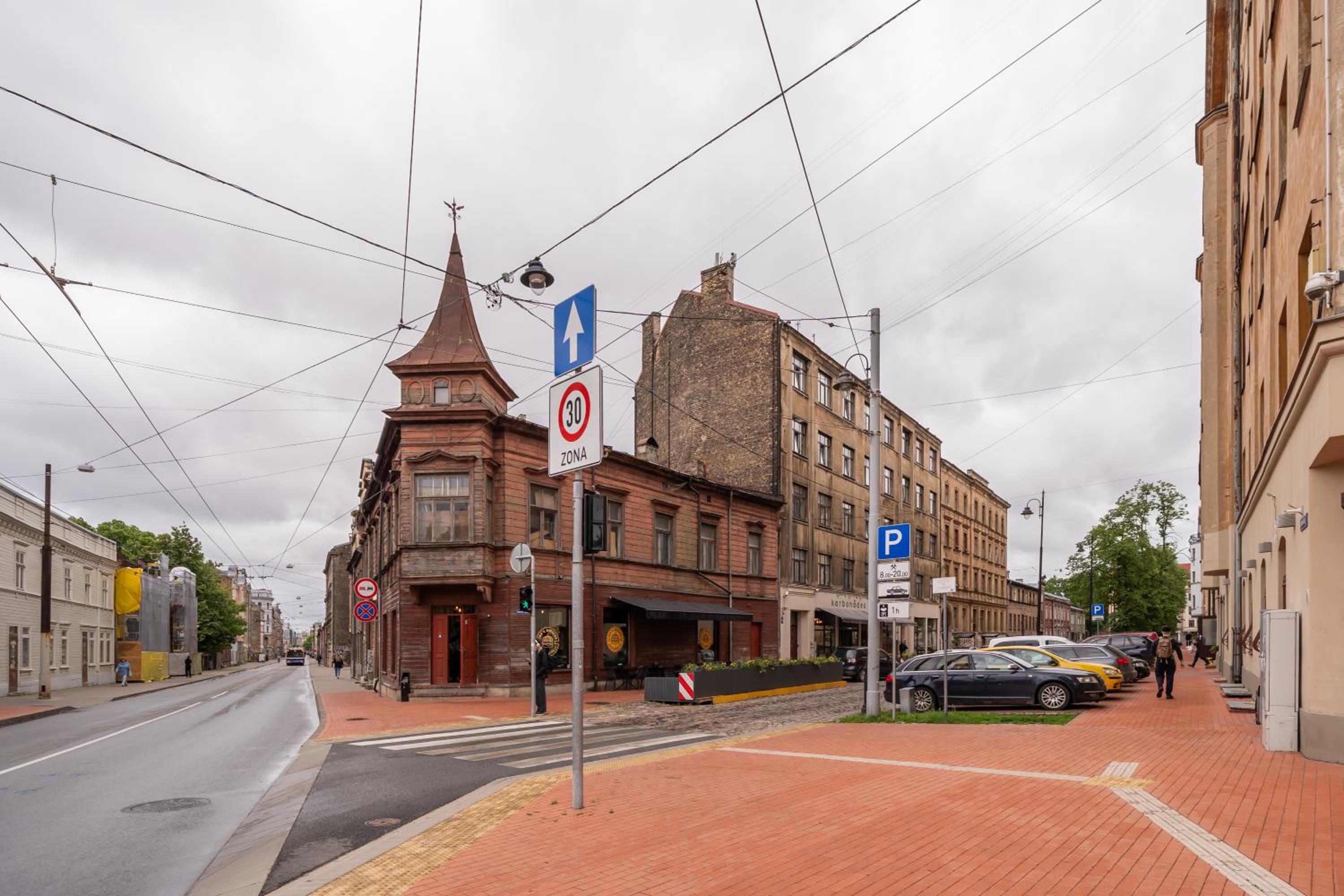 Stylish family 1 BR with working desk by Park and Top Restaurants