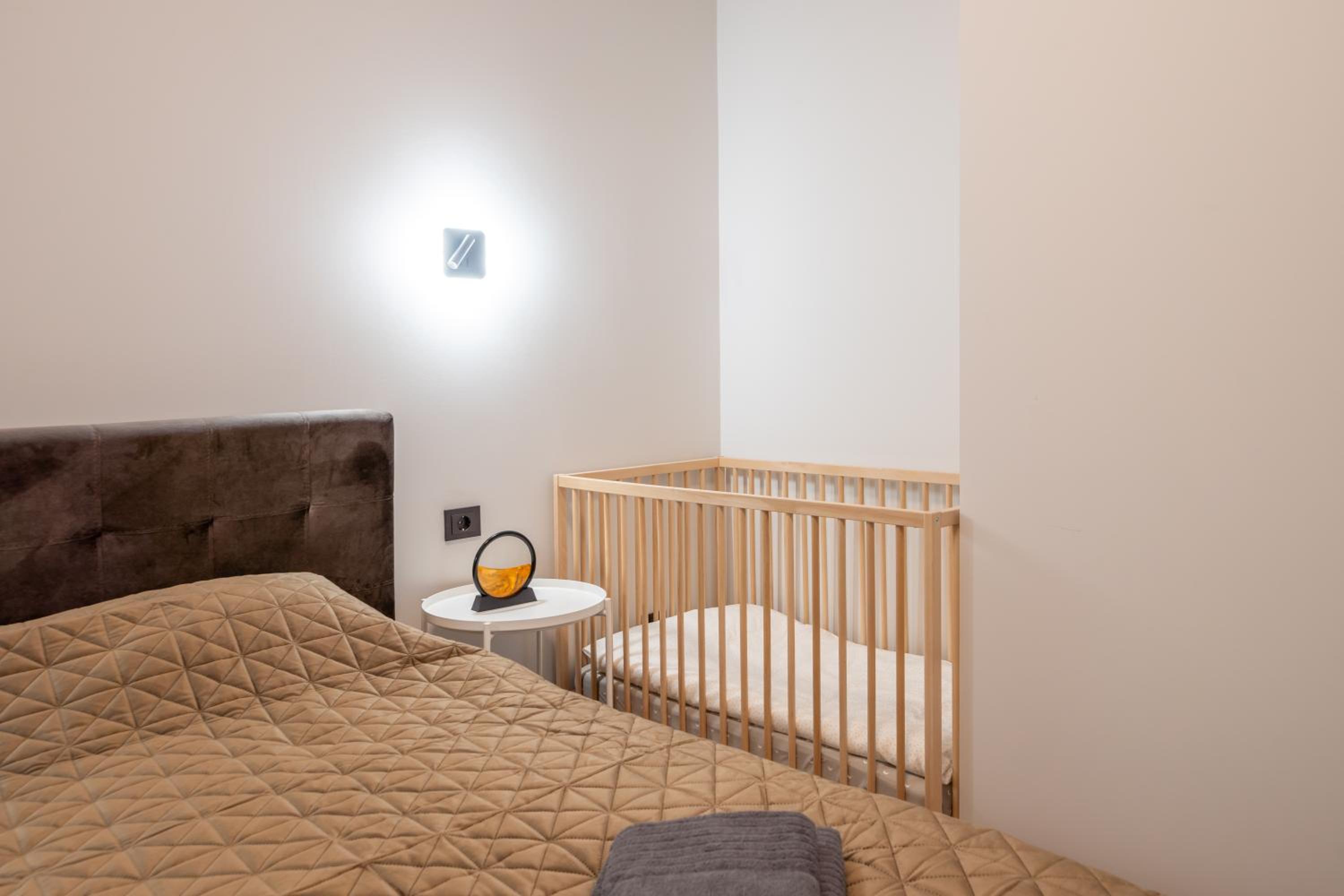 Stylish family 1 BR with working desk by Park and Top Restaurants