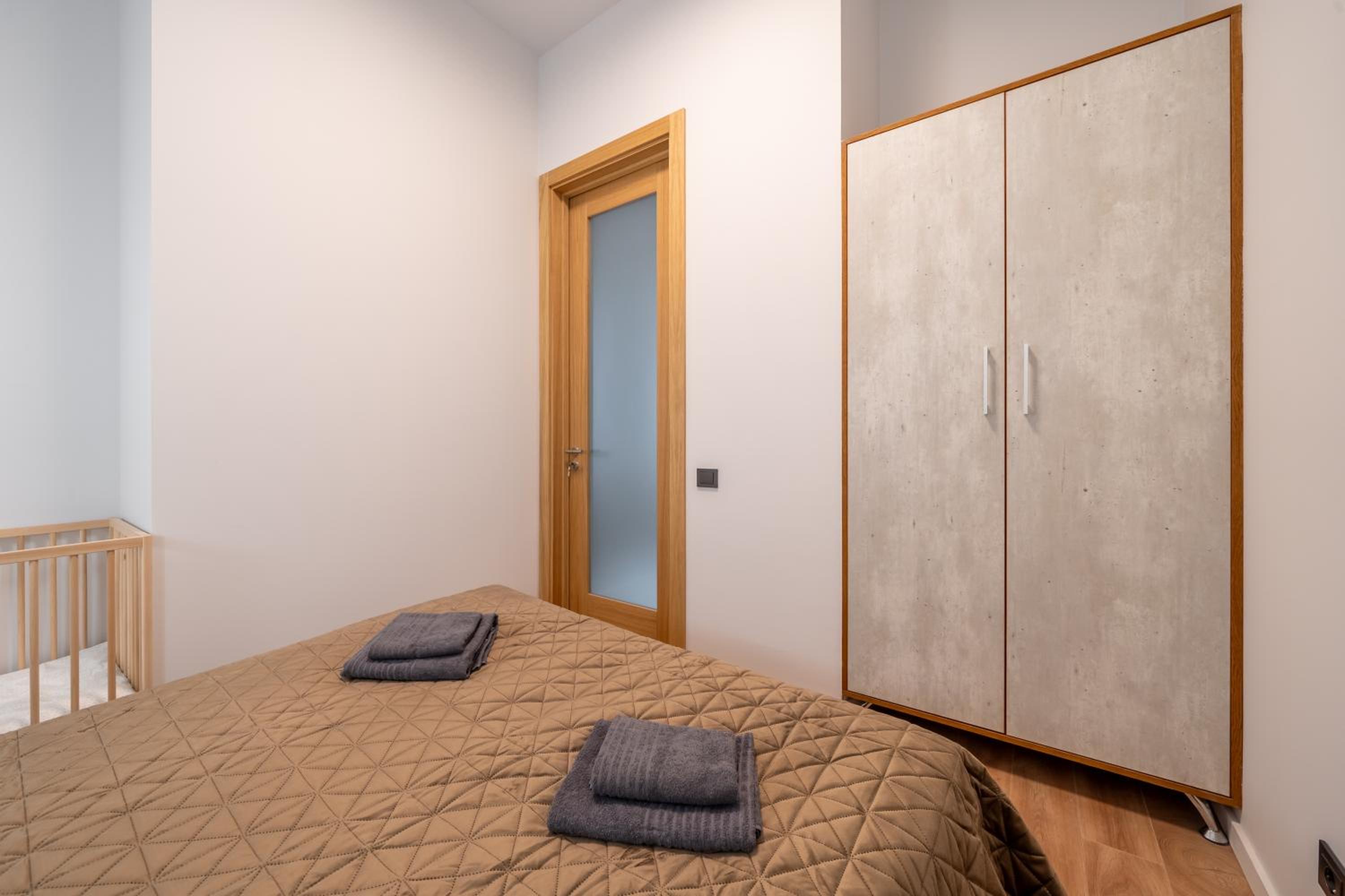 Stylish family 1 BR with working desk by Park and Top Restaurants